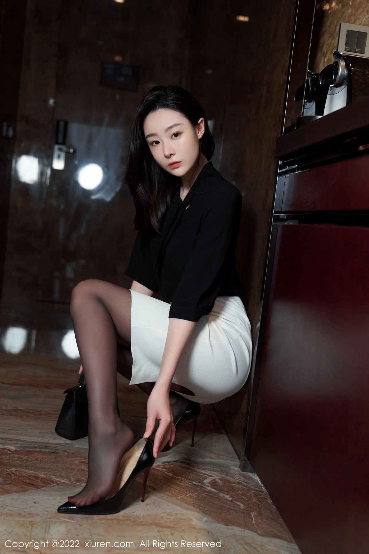 [[XiuRen秀人网]秀人网]No.5312_模特是小逗逗黑色轻透上衣配白色短裙露超薄无内黑丝诱惑写真90P