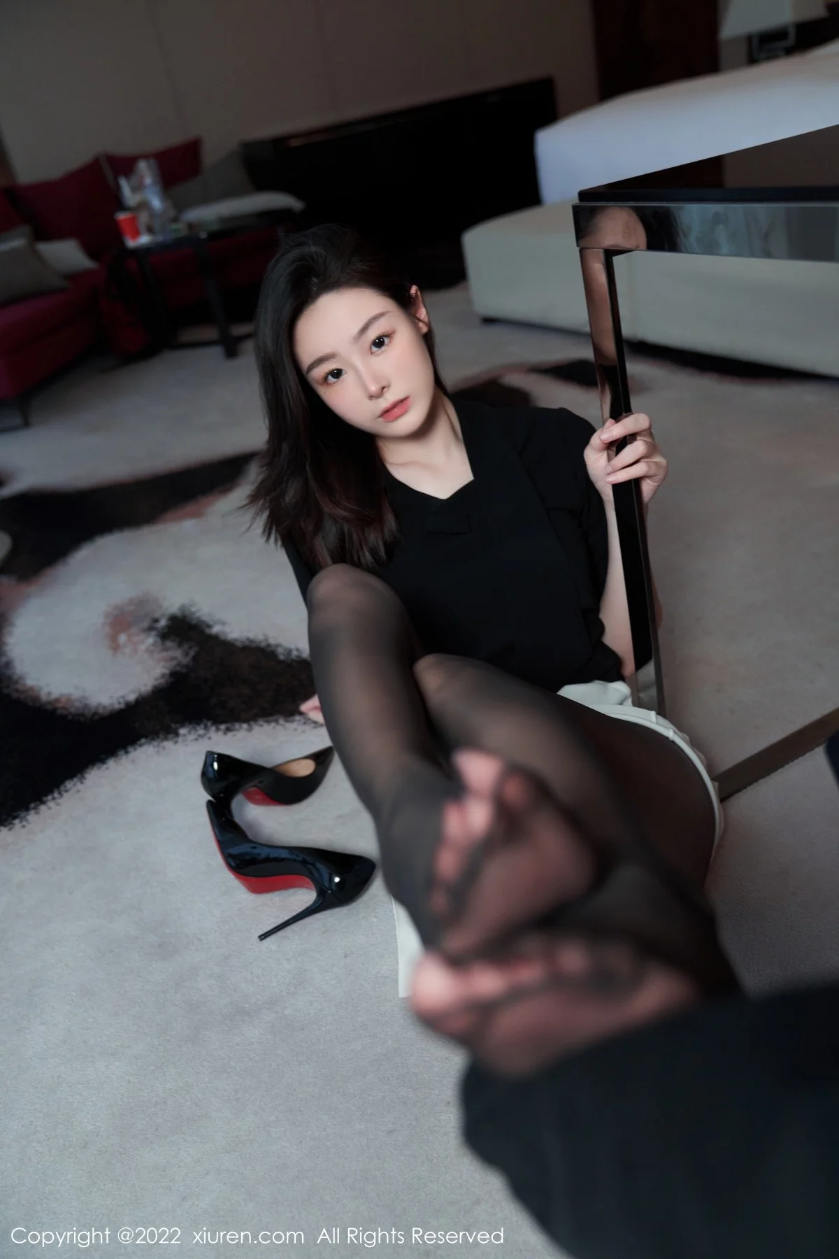 [[XiuRen秀人网]秀人网]No.5312_模特是小逗逗黑色轻透上衣配白色短裙露超薄无内黑丝诱惑写真90P