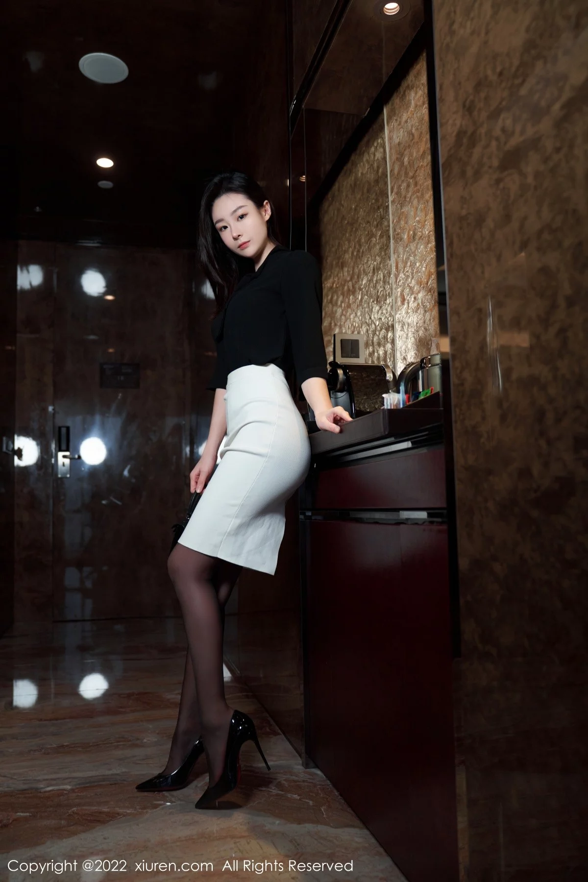 [[XiuRen秀人网]秀人网]No.5312_模特是小逗逗黑色轻透上衣配白色短裙露超薄无内黑丝诱惑写真90P