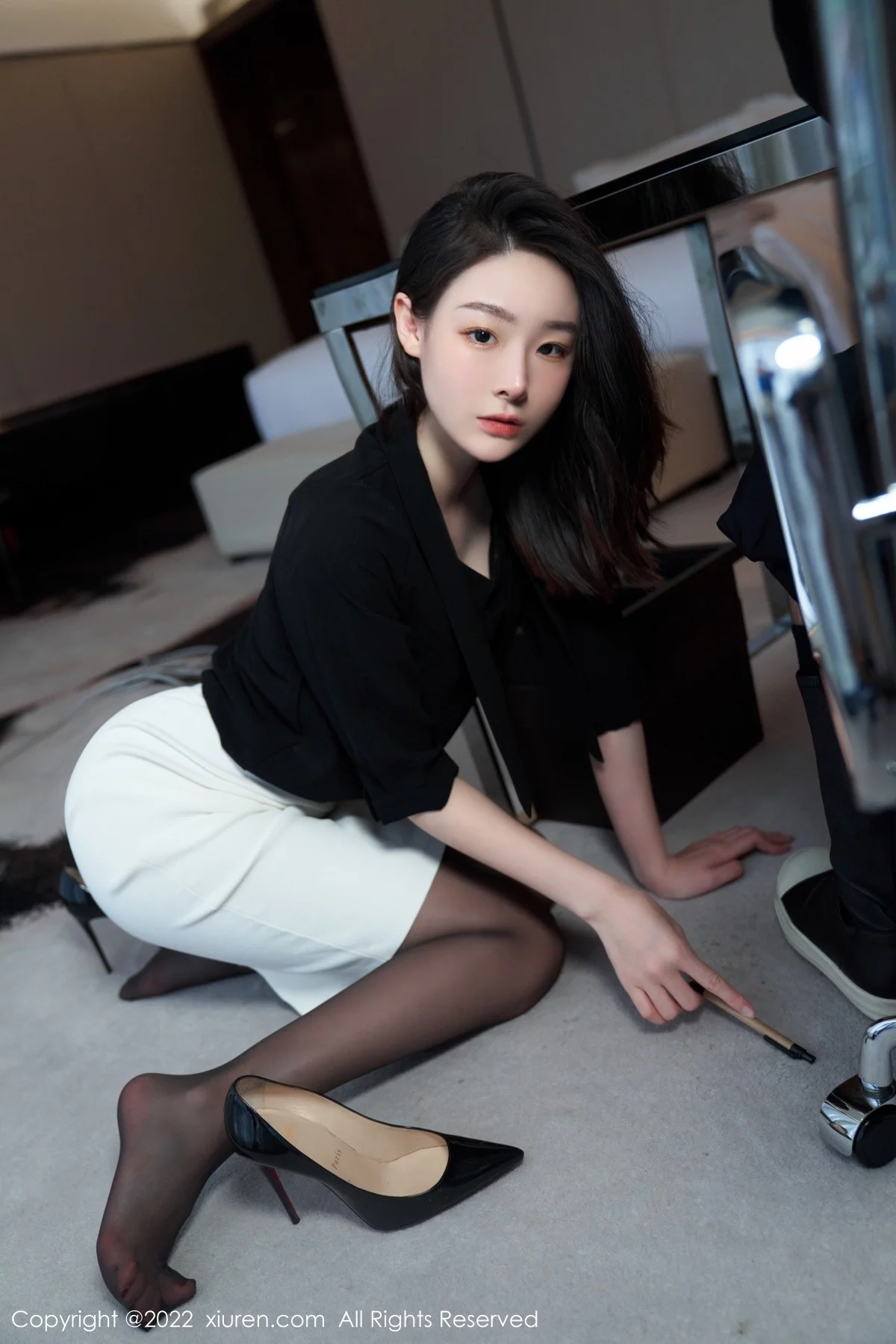 [[XiuRen秀人网]秀人网]No.5312_模特是小逗逗黑色轻透上衣配白色短裙露超薄无内黑丝诱惑写真90P