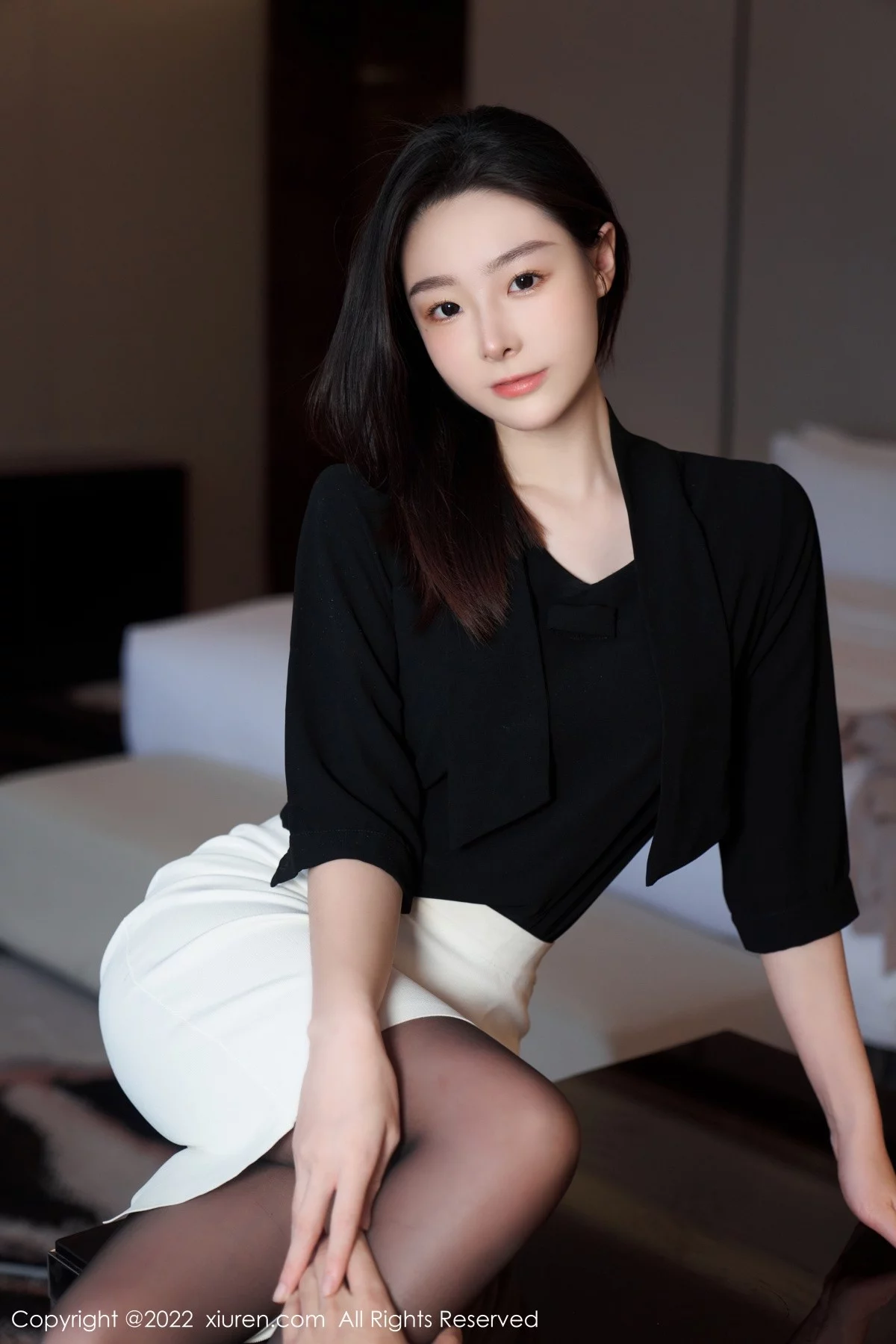 [[XiuRen秀人网]秀人网]No.5312_模特是小逗逗黑色轻透上衣配白色短裙露超薄无内黑丝诱惑写真90P