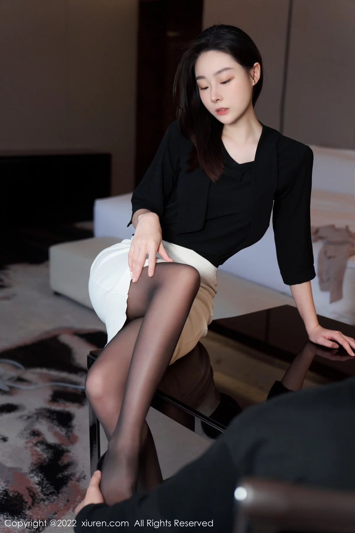 [[XiuRen秀人网]秀人网]No.5312_模特是小逗逗黑色轻透上衣配白色短裙露超薄无内黑丝诱惑写真90P