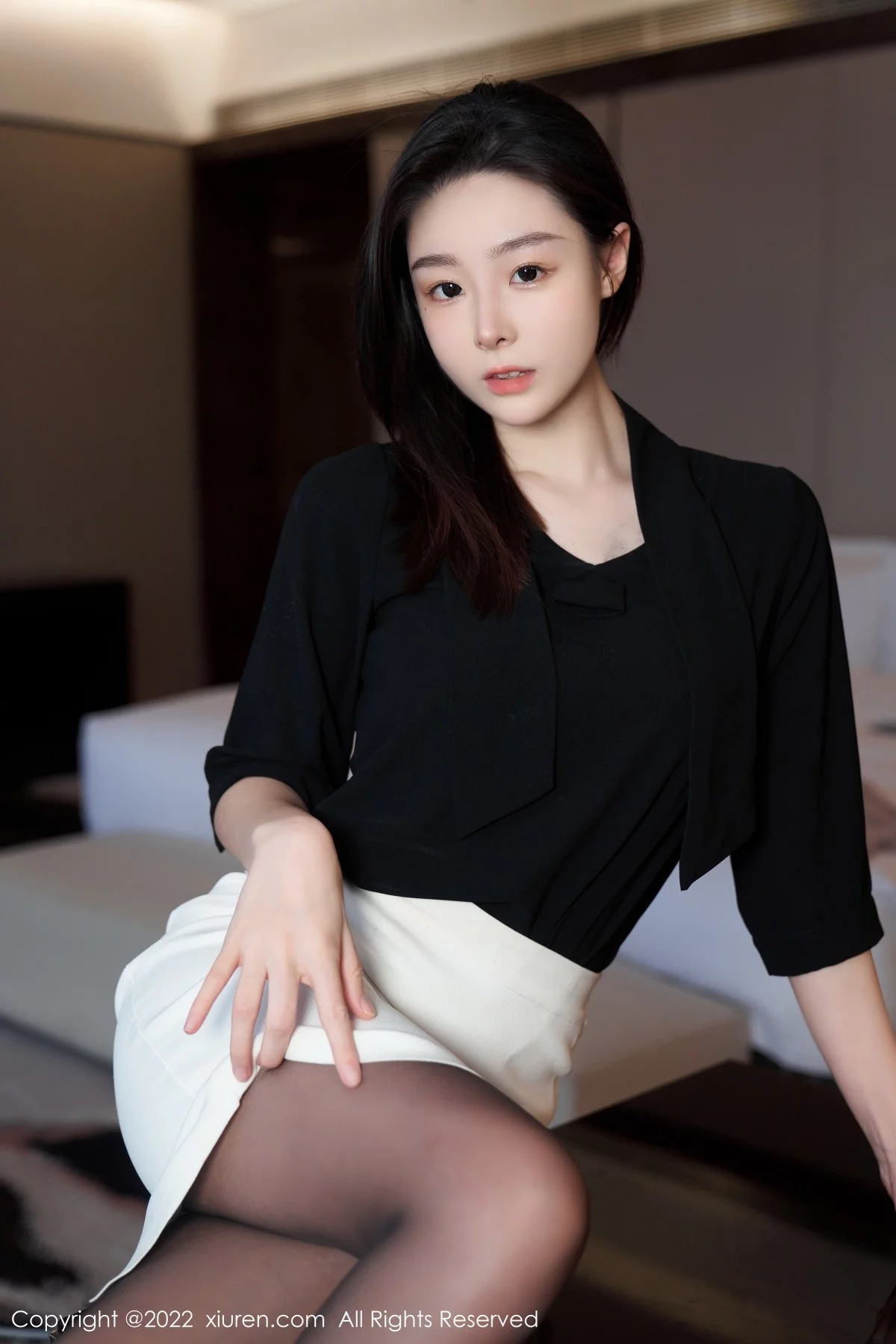 [[XiuRen秀人网]秀人网]No.5312_模特是小逗逗黑色轻透上衣配白色短裙露超薄无内黑丝诱惑写真90P