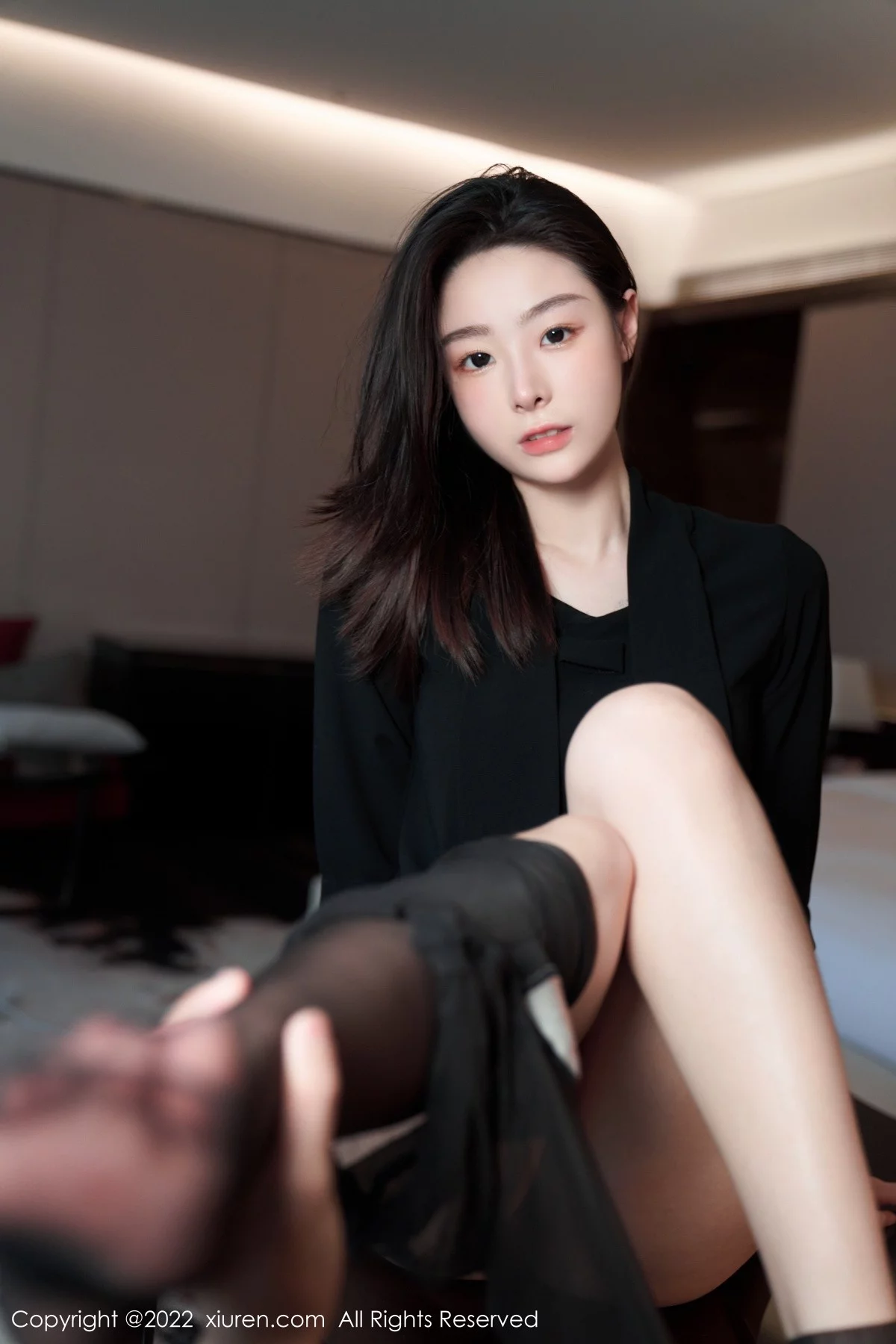 [[XiuRen秀人网]秀人网]No.5312_模特是小逗逗黑色轻透上衣配白色短裙露超薄无内黑丝诱惑写真90P