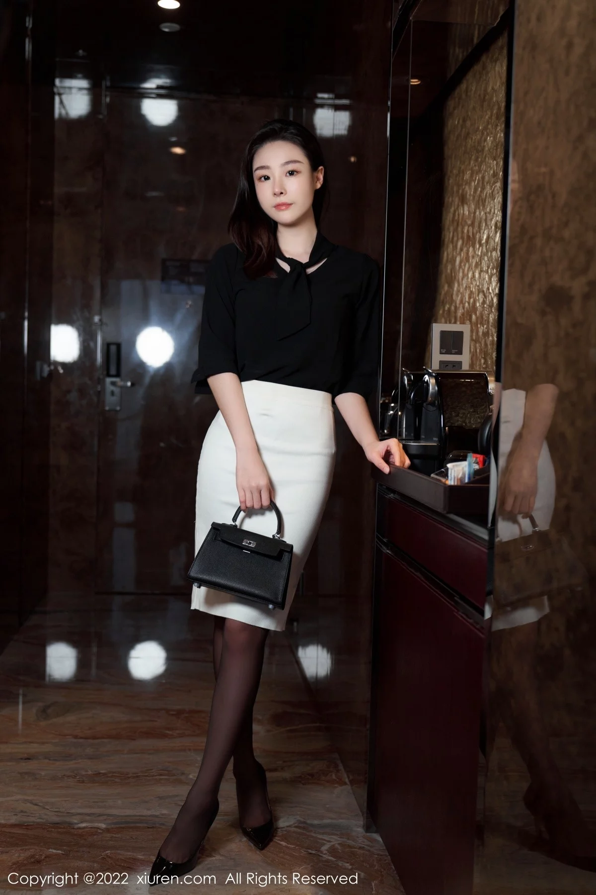 [[XiuRen秀人网]秀人网]No.5312_模特是小逗逗黑色轻透上衣配白色短裙露超薄无内黑丝诱惑写真90P