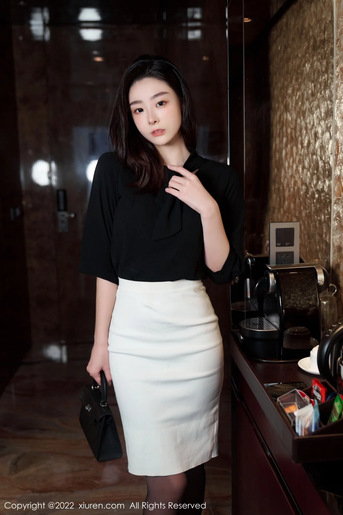 [[XiuRen秀人网]秀人网]No.5312_模特是小逗逗黑色轻透上衣配白色短裙露超薄无内黑丝诱惑写真90P