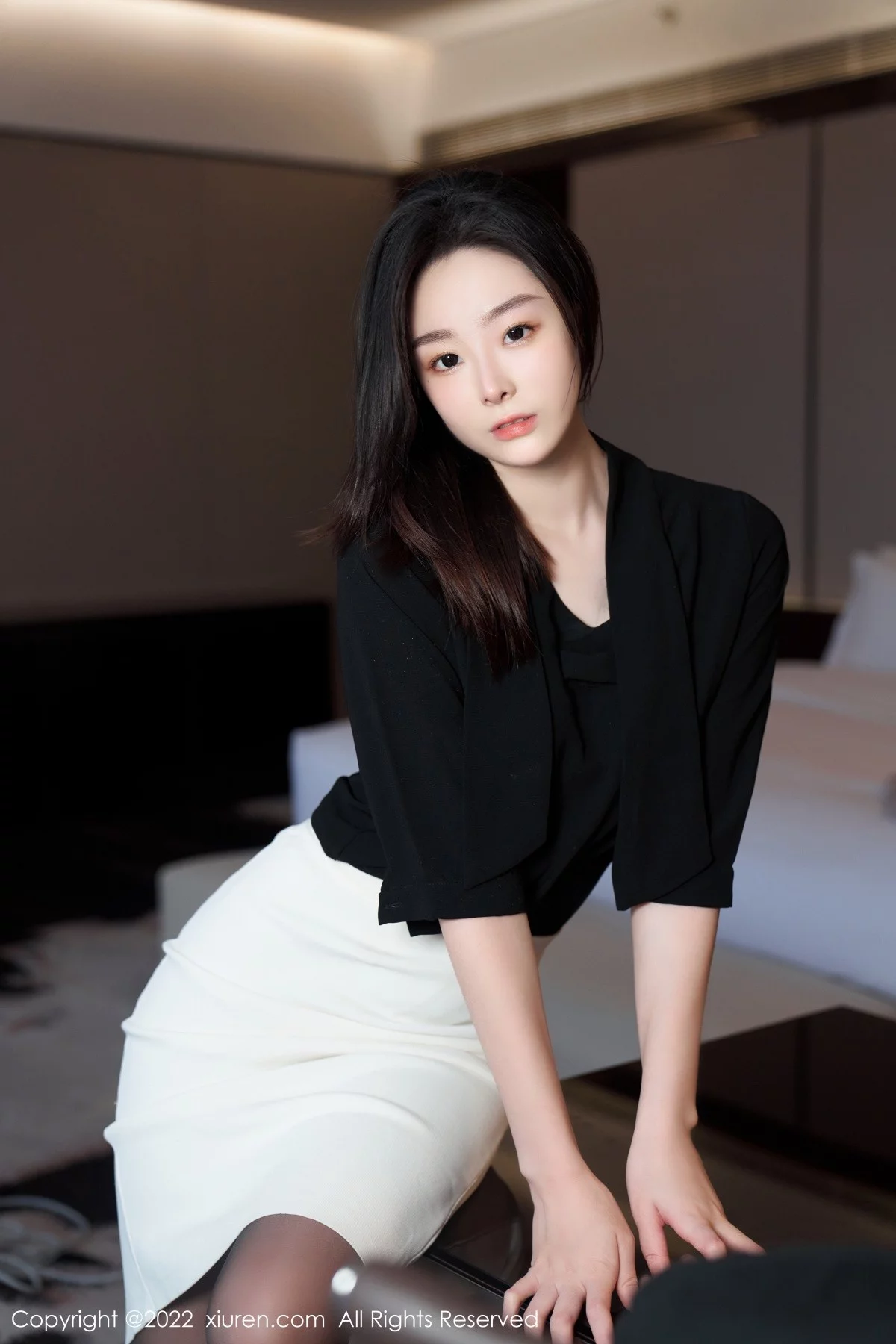 [[XiuRen秀人网]秀人网]No.5312_模特是小逗逗黑色轻透上衣配白色短裙露超薄无内黑丝诱惑写真90P