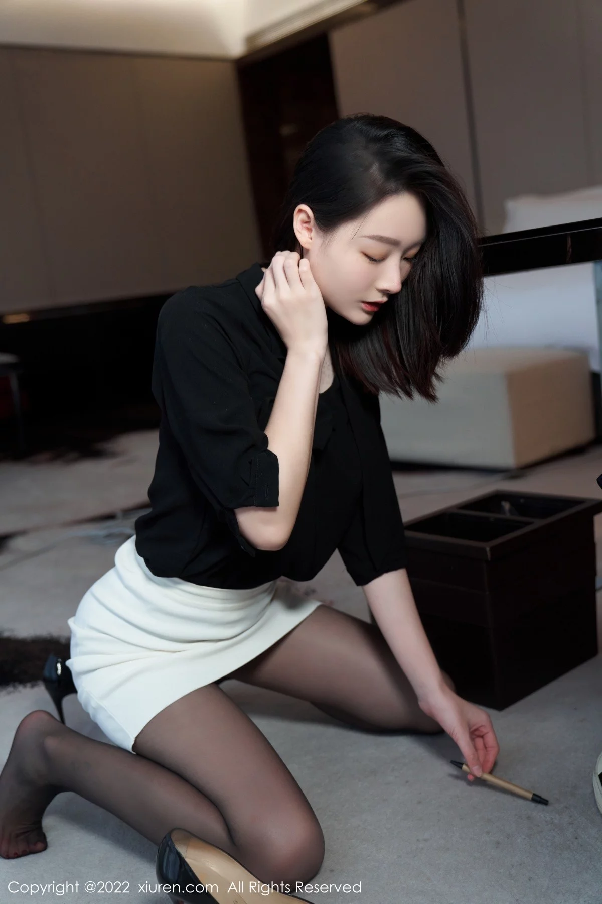 [[XiuRen秀人网]秀人网]No.5312_模特是小逗逗黑色轻透上衣配白色短裙露超薄无内黑丝诱惑写真90P