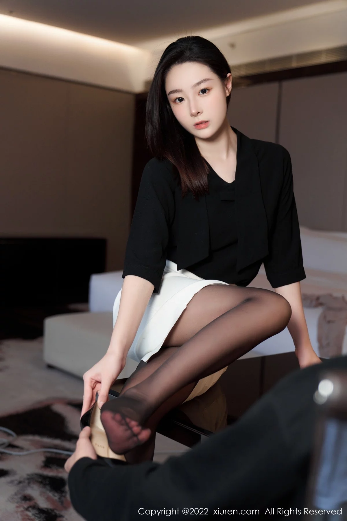 [[XiuRen秀人网]秀人网]No.5312_模特是小逗逗黑色轻透上衣配白色短裙露超薄无内黑丝诱惑写真90P