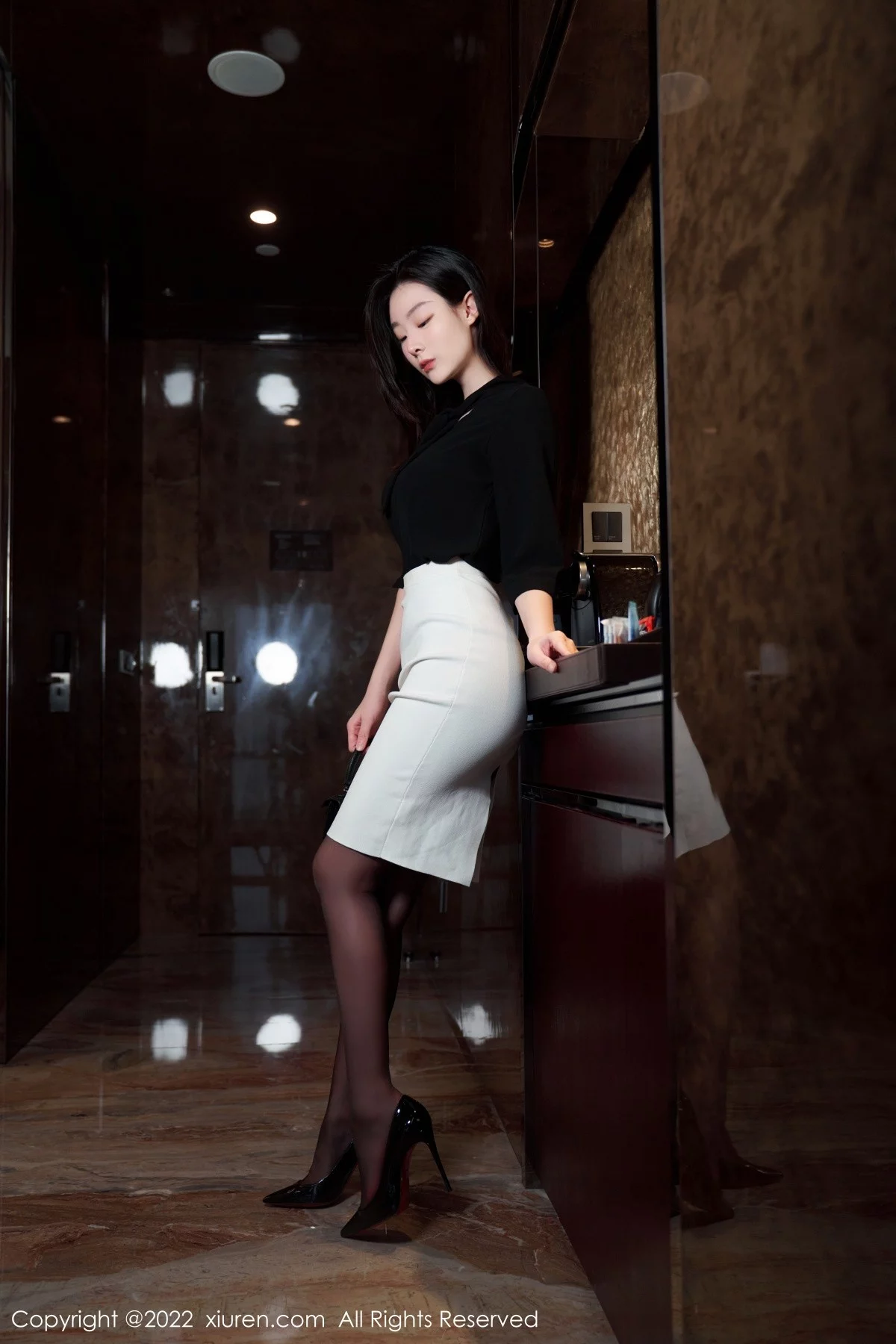 [[XiuRen秀人网]秀人网]No.5312_模特是小逗逗黑色轻透上衣配白色短裙露超薄无内黑丝诱惑写真90P