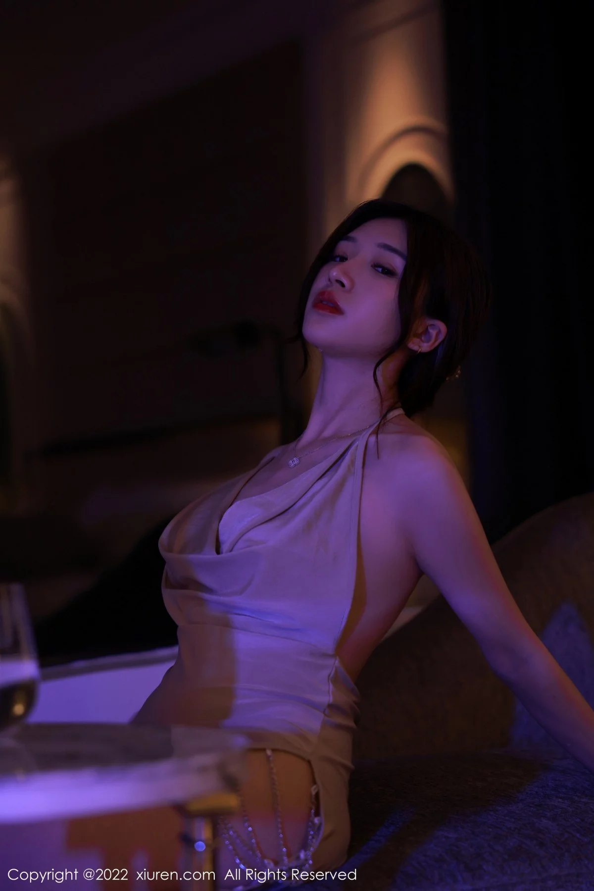 [[XiuRen秀人网]秀人网]No.5400_模特hebe韩心雨澳门旅拍幽暗灯光下浅色连衣短裙迷人诱惑写真55P