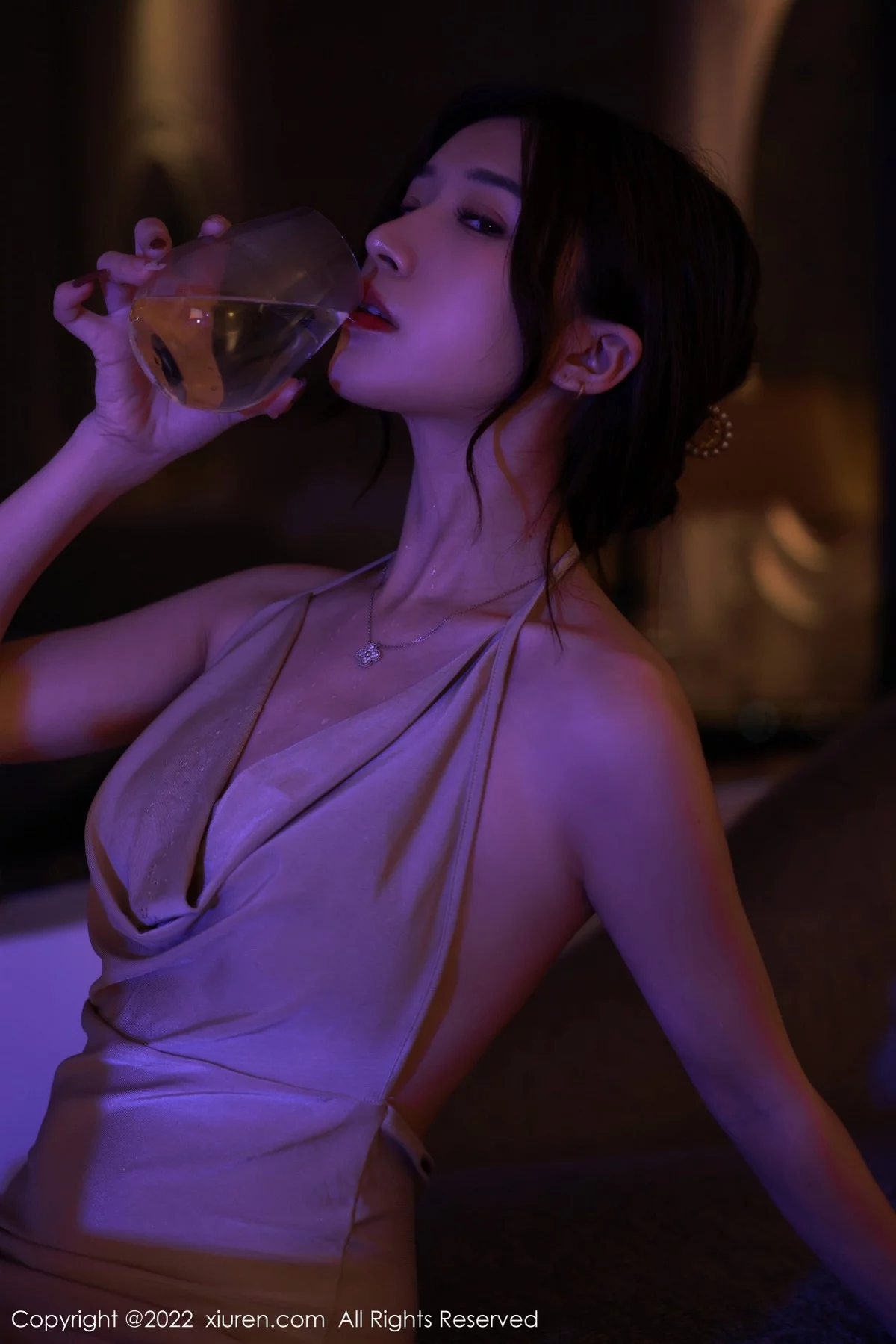 [[XiuRen秀人网]秀人网]No.5400_模特hebe韩心雨澳门旅拍幽暗灯光下浅色连衣短裙迷人诱惑写真55P