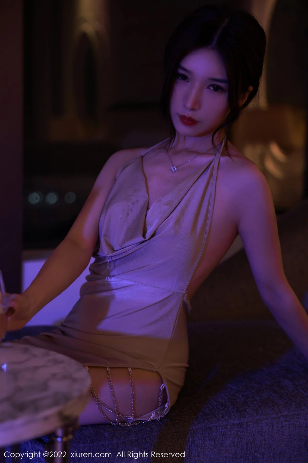 [[XiuRen秀人网]秀人网]No.5400_模特hebe韩心雨澳门旅拍幽暗灯光下浅色连衣短裙迷人诱惑写真55P