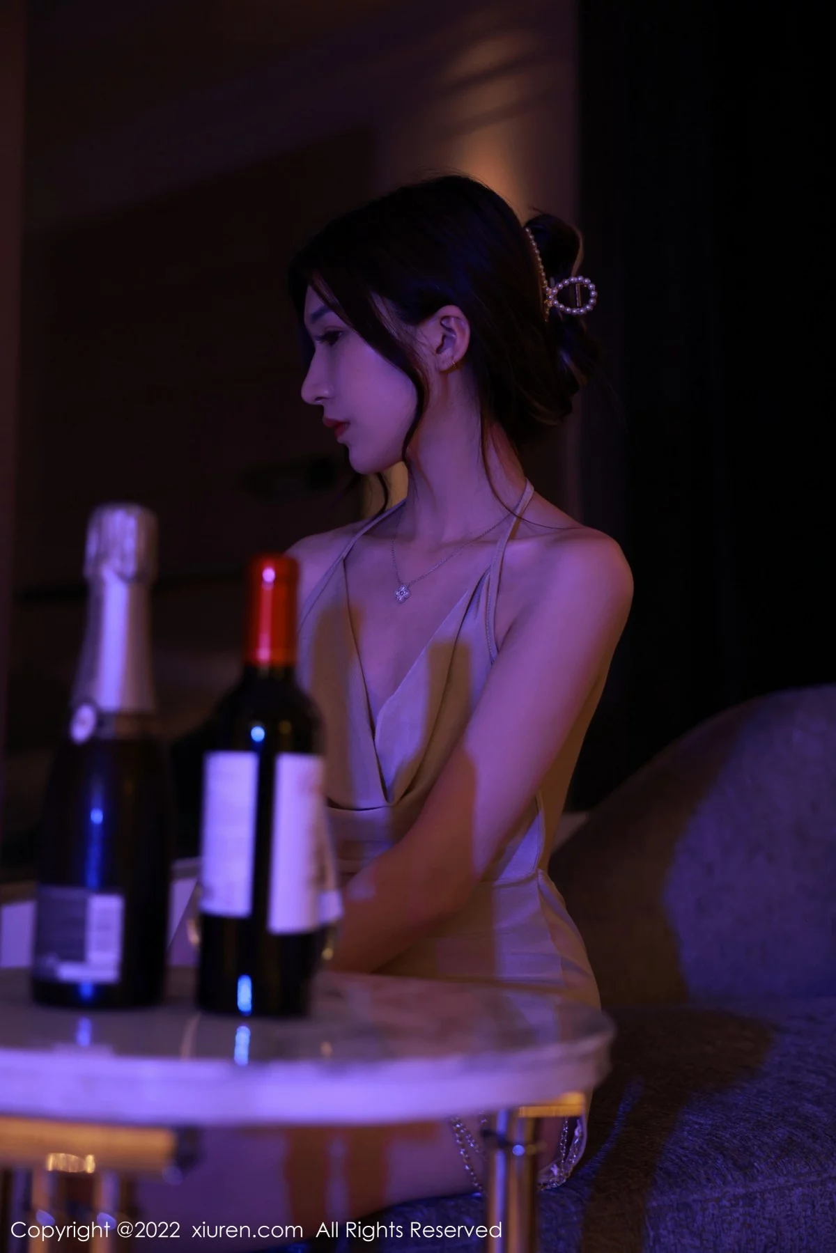 [[XiuRen秀人网]秀人网]No.5400_模特hebe韩心雨澳门旅拍幽暗灯光下浅色连衣短裙迷人诱惑写真55P