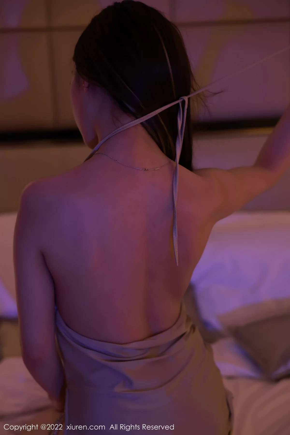 [[XiuRen秀人网]秀人网]No.5400_模特hebe韩心雨澳门旅拍幽暗灯光下浅色连衣短裙迷人诱惑写真55P