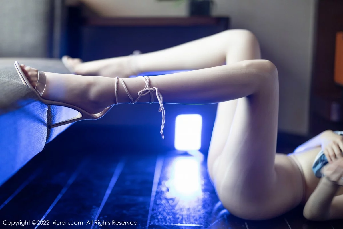 [[XiuRen秀人网]秀人网]No.5411_女神Carol小肥莹私房性感蓝白吊带短裙半脱秀豪乳翘臀诱惑写真64P