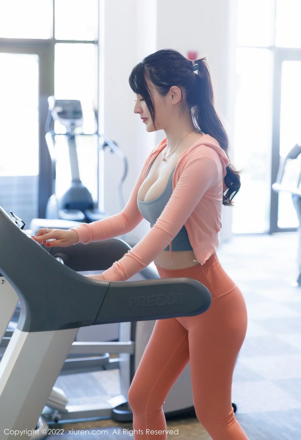 [[XiuRen秀人网]秀人网]No.5406_模特诗诗kiki健身房场景性感紧身运动服秀惹火身材诱惑写真55P