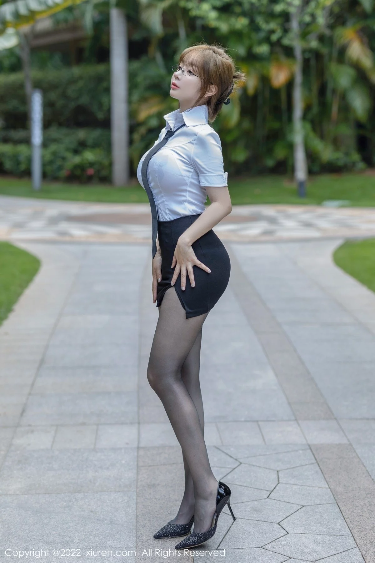 [[XiuRen秀人网]秀人网]No.5417_女神王雨纯海南旅拍性感白T配黑短裙露黑色情趣内衣诱惑写真73P