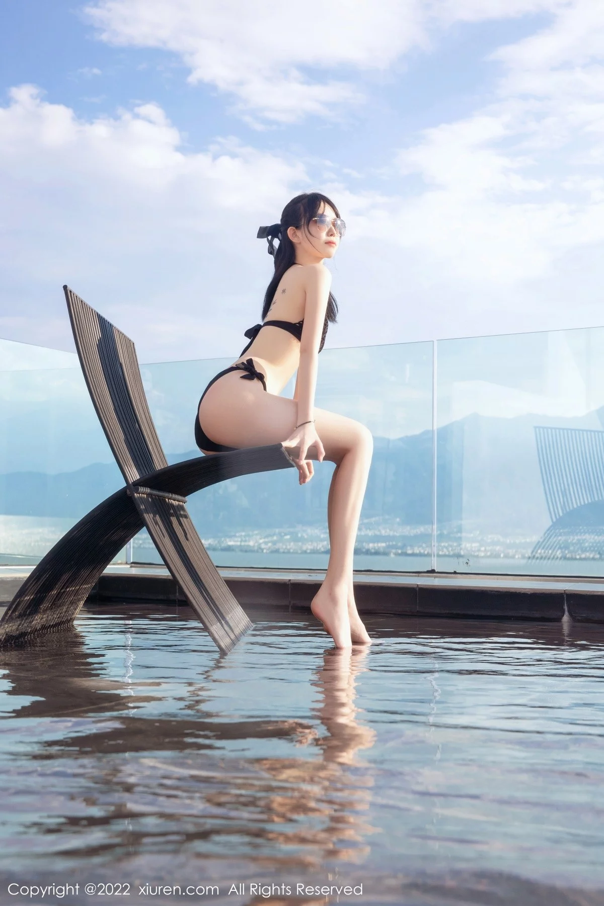 [[XiuRen秀人网]秀人网]No.5422_模特奶瓶大理旅拍泳池性感黑色比基尼秀曼妙身姿迷人诱惑写真75P