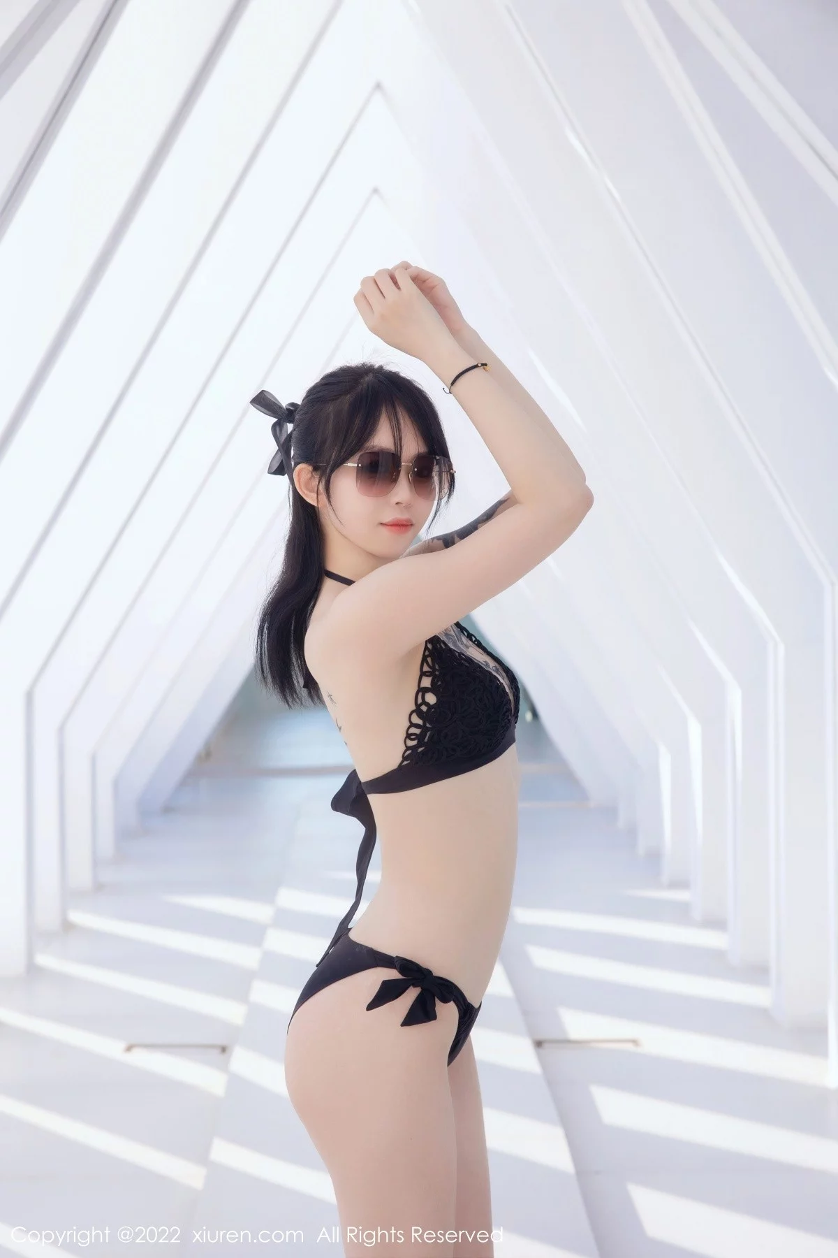 [[XiuRen秀人网]秀人网]No.5422_模特奶瓶大理旅拍泳池性感黑色比基尼秀曼妙身姿迷人诱惑写真75P