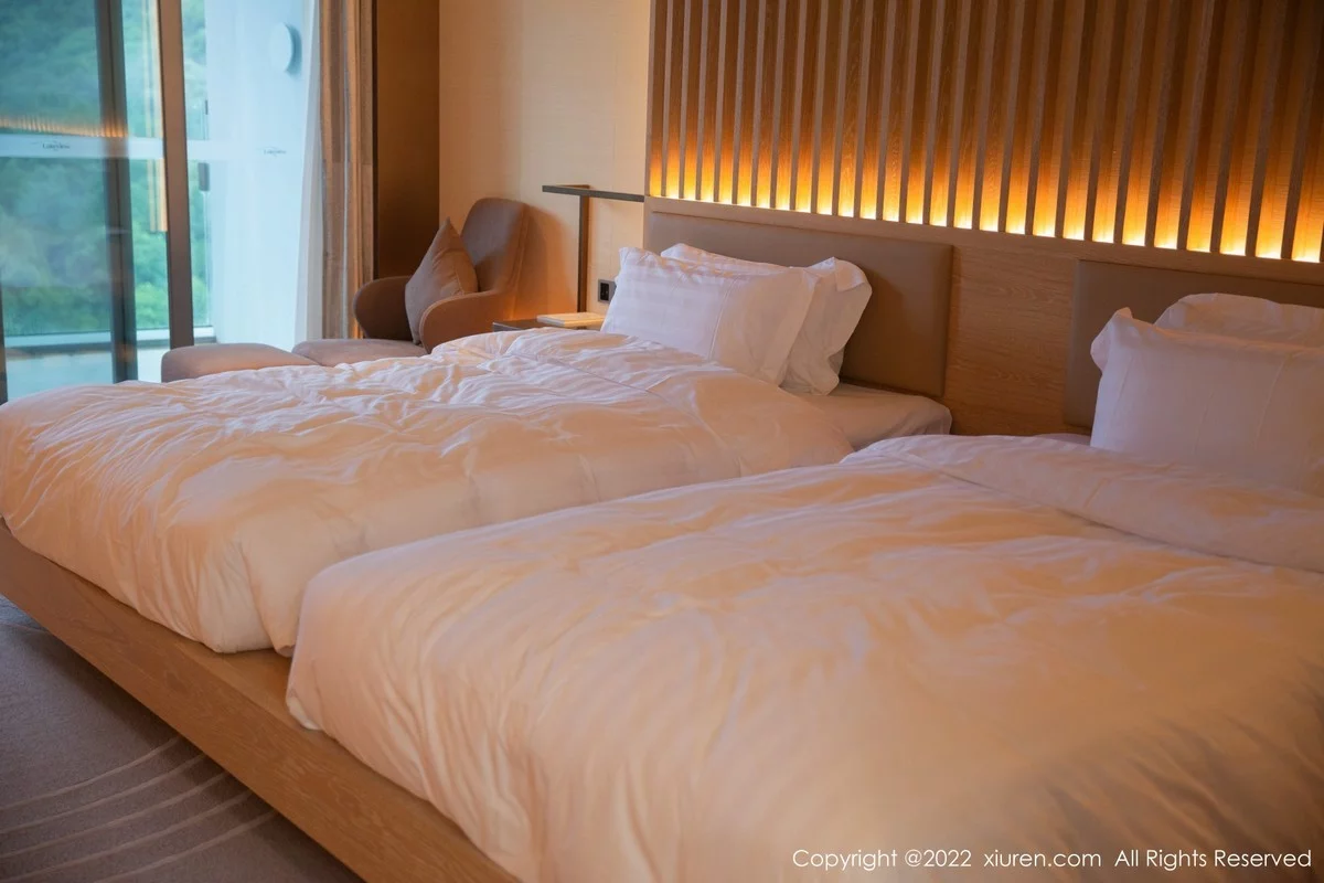 [[XiuRen秀人网]秀人网]No.5428_模特就是阿朱啊黑色轻透上衣配黑皮裙露情趣内衣惹火诱惑写真82P