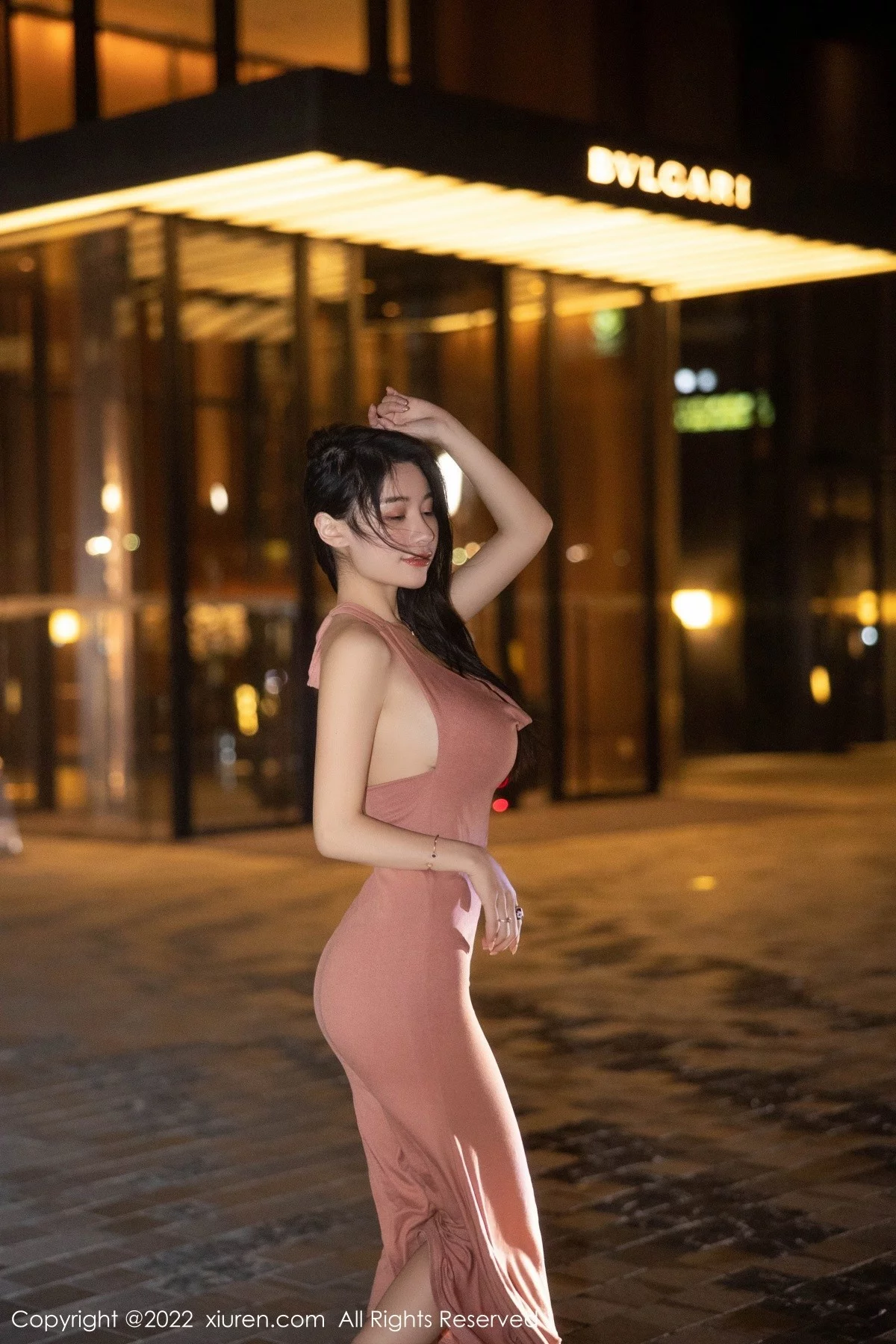 [[XiuRen秀人网]秀人网]No.5426_模特美七Mia西双版纳旅拍脱淡红色连衣裙秀丰满身材诱惑写真114P