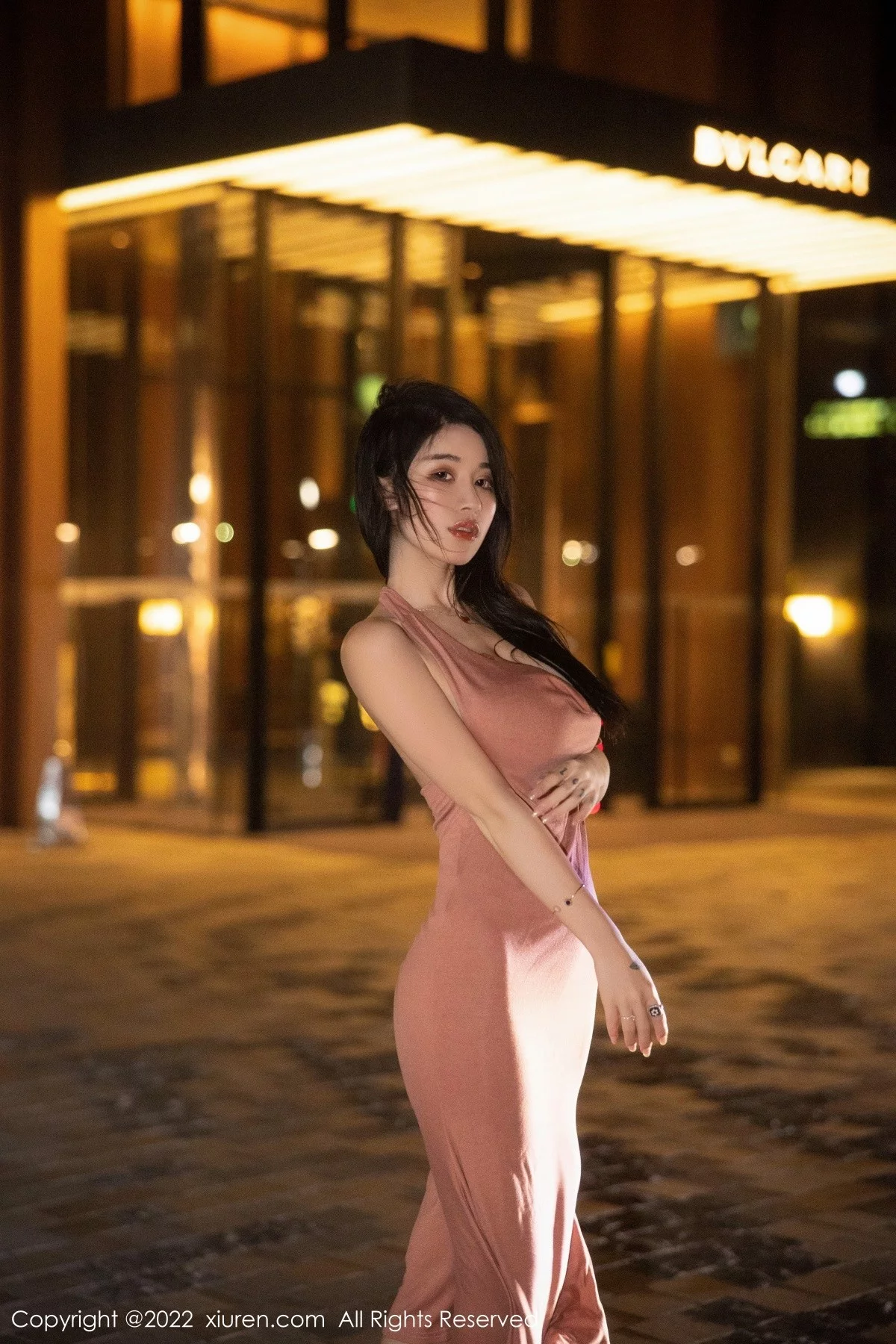 [[XiuRen秀人网]秀人网]No.5426_模特美七Mia西双版纳旅拍脱淡红色连衣裙秀丰满身材诱惑写真114P