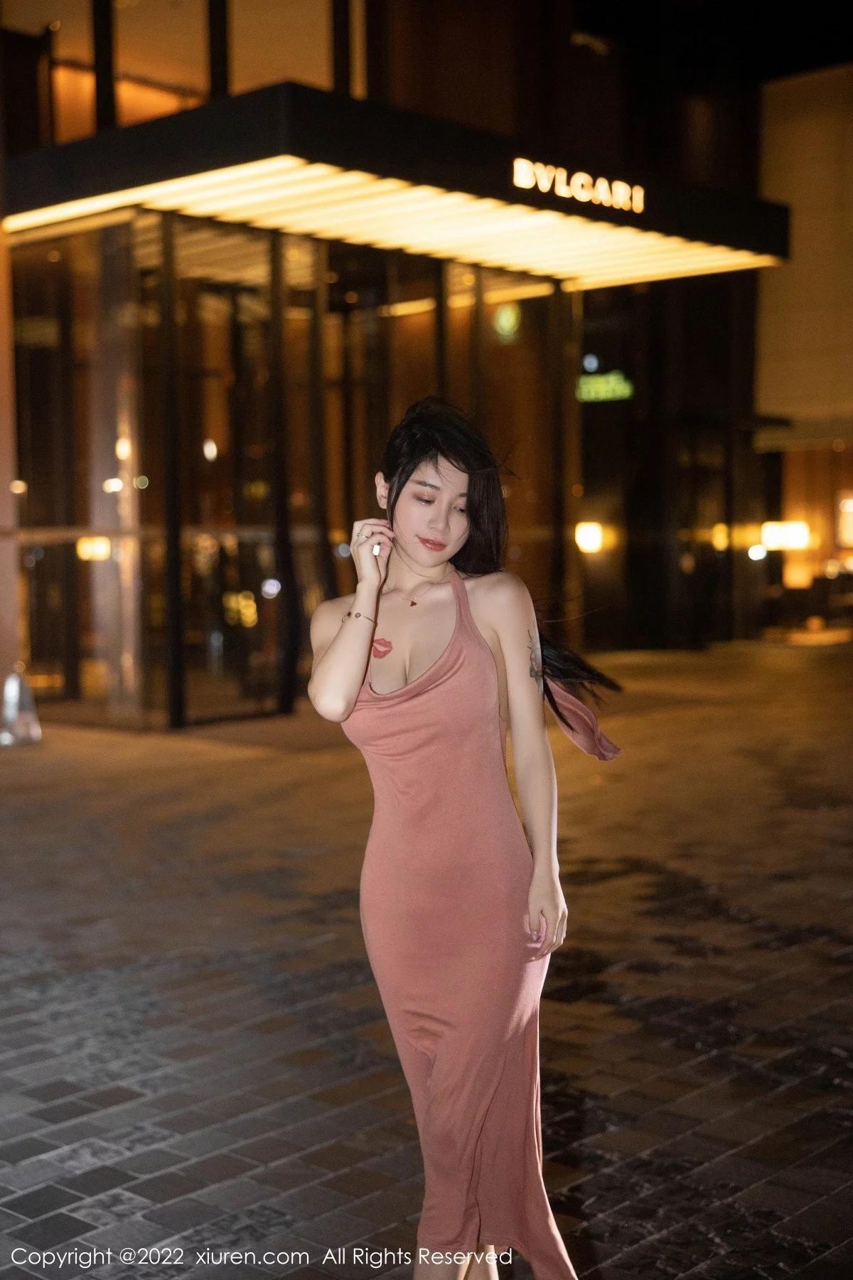 [[XiuRen秀人网]秀人网]No.5426_模特美七Mia西双版纳旅拍脱淡红色连衣裙秀丰满身材诱惑写真114P