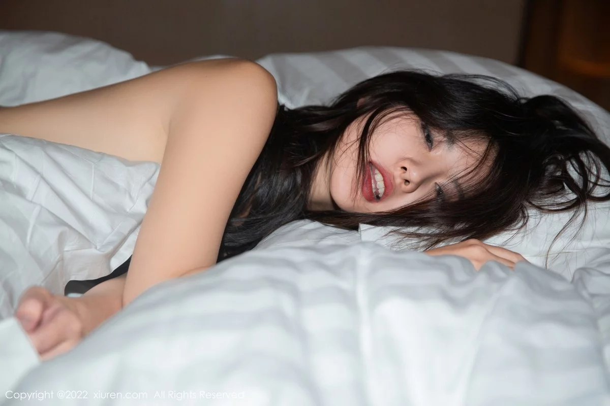 [[XiuRen秀人网]秀人网]No.5428_模特就是阿朱啊黑色轻透上衣配黑皮裙露情趣内衣惹火诱惑写真82P