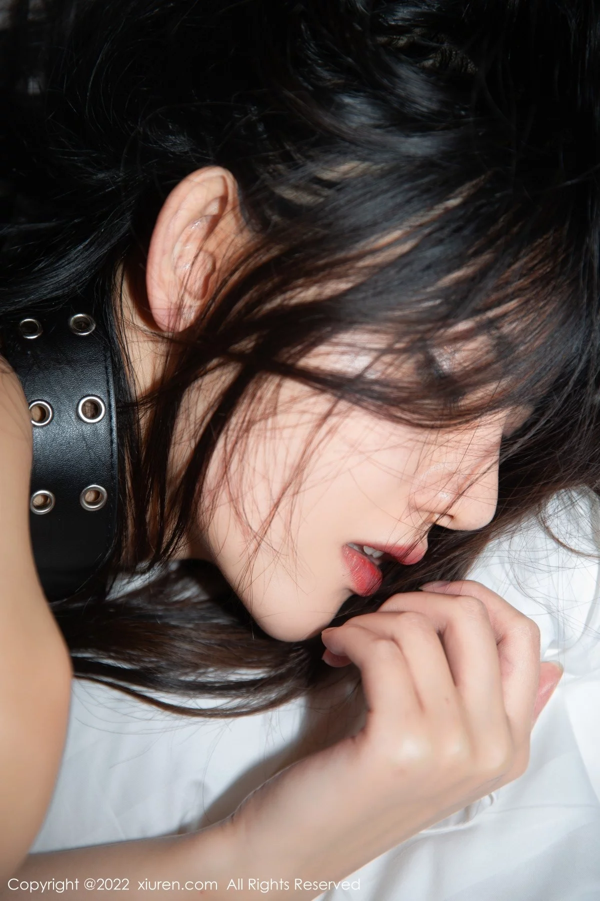 [[XiuRen秀人网]秀人网]No.5428_模特就是阿朱啊黑色轻透上衣配黑皮裙露情趣内衣惹火诱惑写真82P