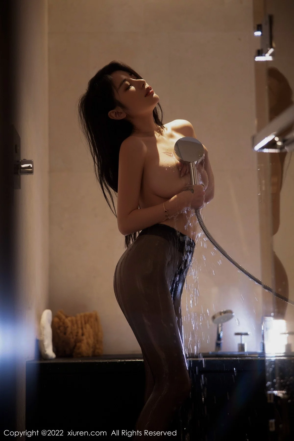 [[XiuRen秀人网]秀人网]No.5426_模特美七Mia西双版纳旅拍脱淡红色连衣裙秀丰满身材诱惑写真114P