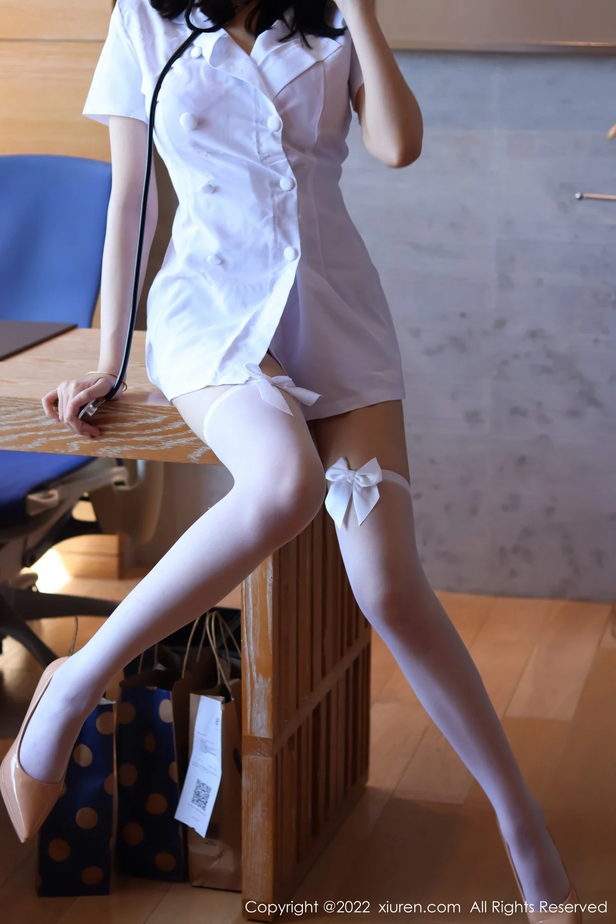 [[XiuRen秀人网]秀人网]No.5438_模特玥儿玥er香格里拉旅拍半脱护士服露红色情趣内衣诱惑写真54P