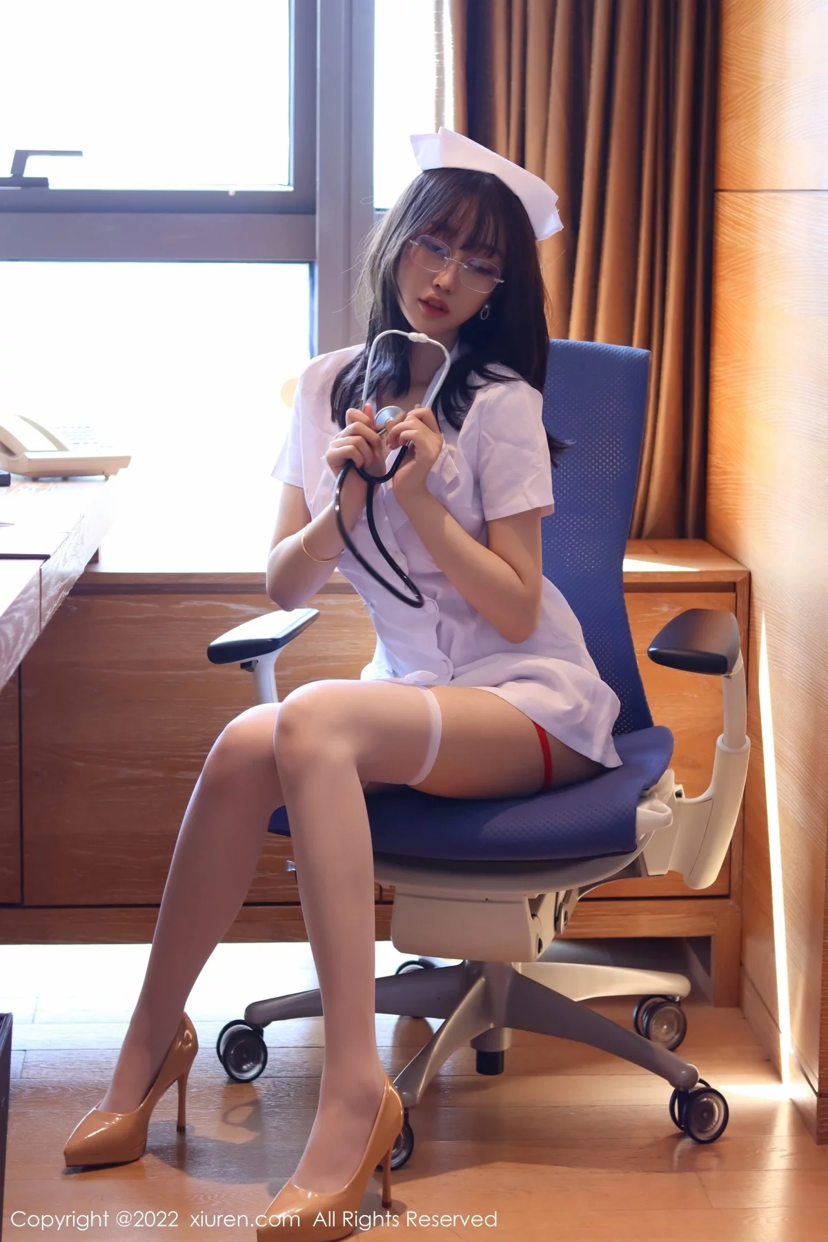 [[XiuRen秀人网]秀人网]No.5438_模特玥儿玥er香格里拉旅拍半脱护士服露红色情趣内衣诱惑写真54P