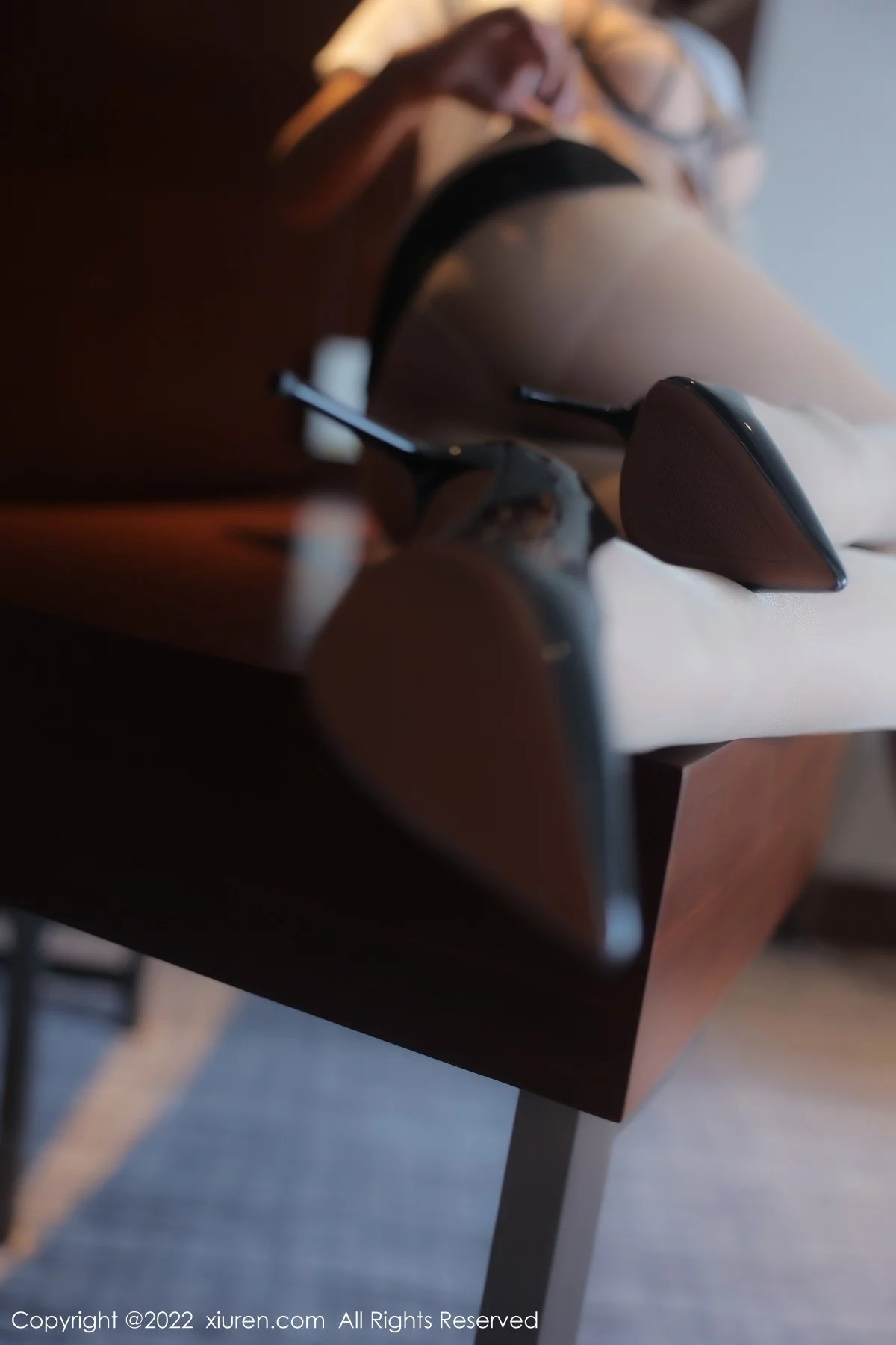 [[XiuRen秀人网]秀人网]No.5437_模特宋愉愉制服诱惑主题性感白T配黑短裙露黑色内衣诱惑写真105P