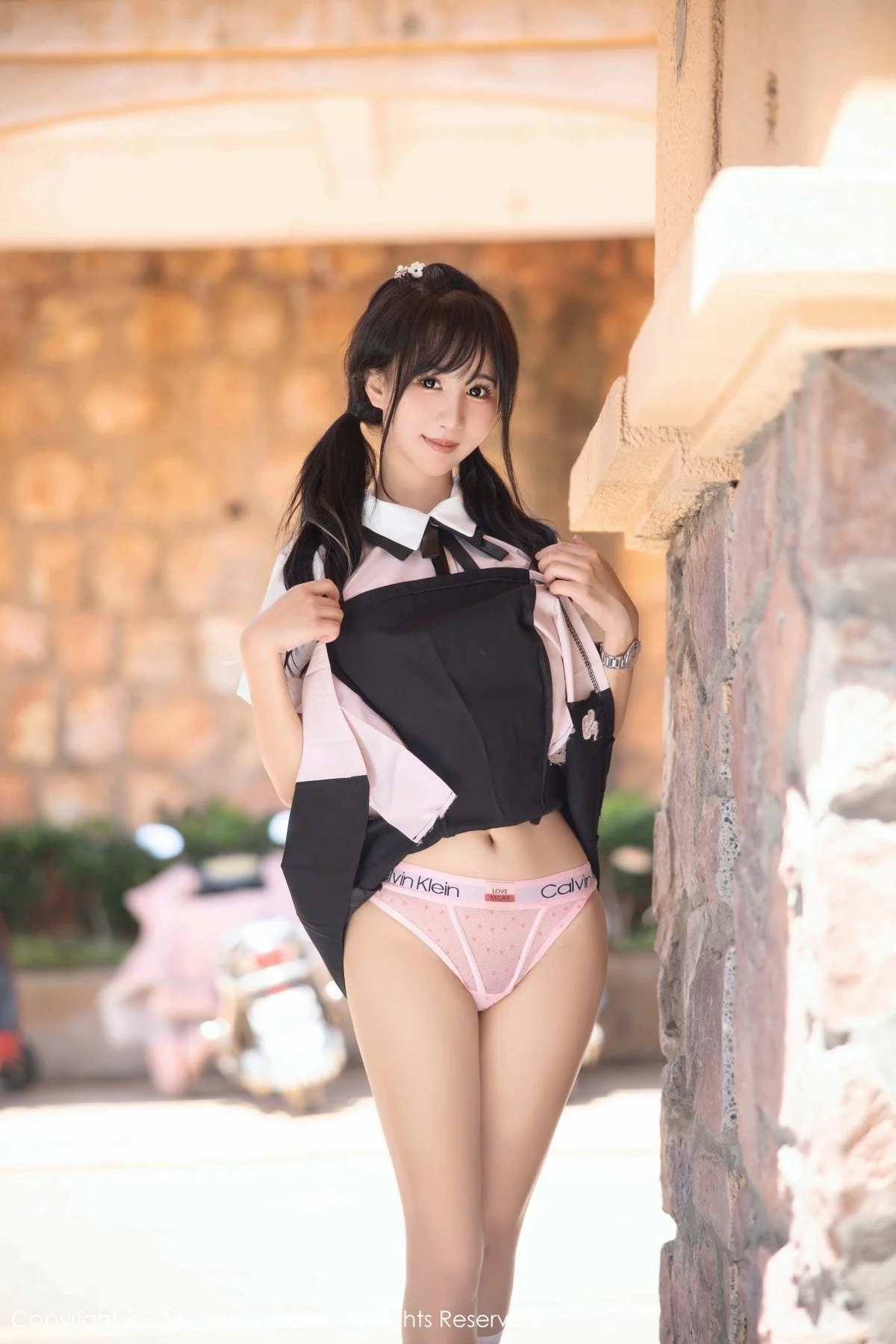 [[XiuRen秀人网]秀人网]No.5443_女神小果冻儿大理旅拍性感白T配黑短裙露粉色内衣迷人诱惑写真99P