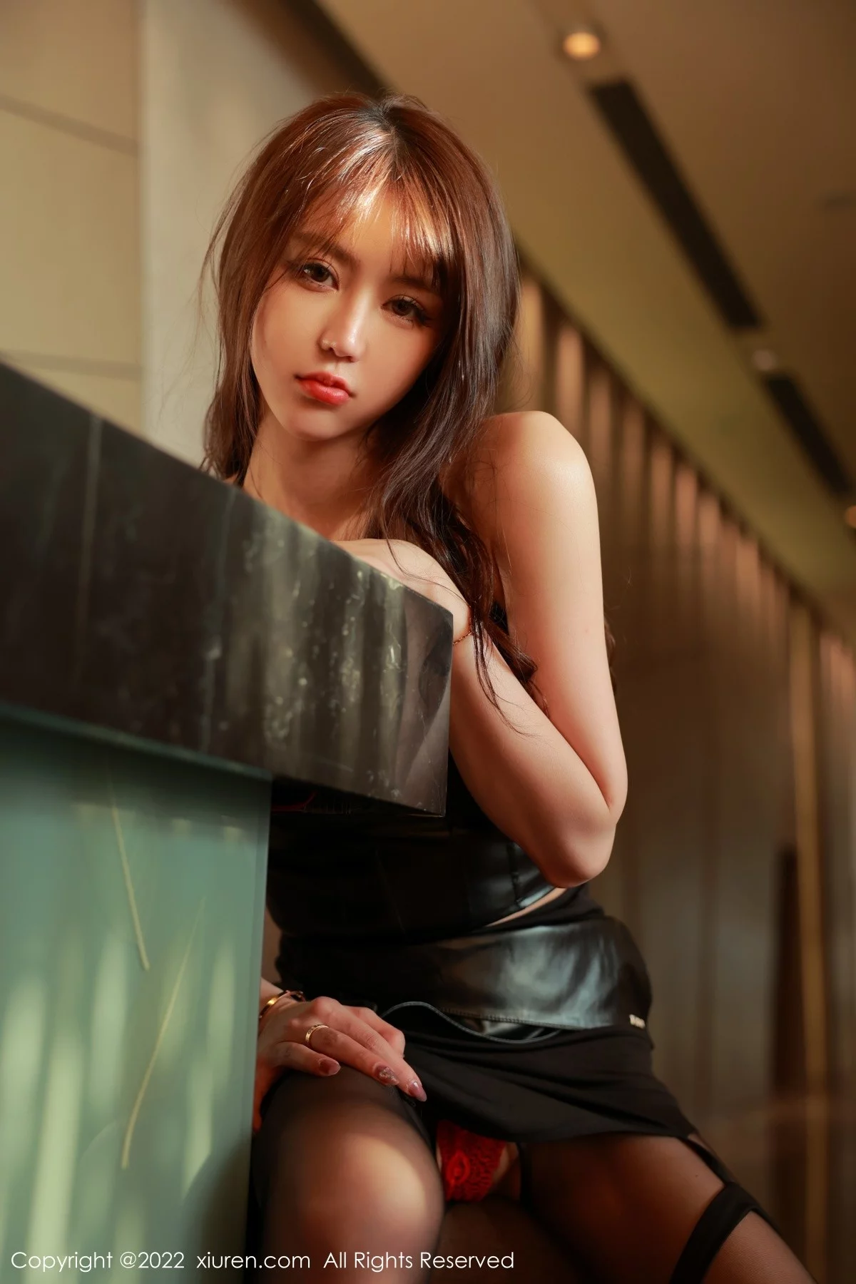 [[XiuRen秀人网]秀人网]No.5441_模特tina_甜仔香格里拉旅拍性感黑色皮质套装配开档黑丝诱惑写真51P