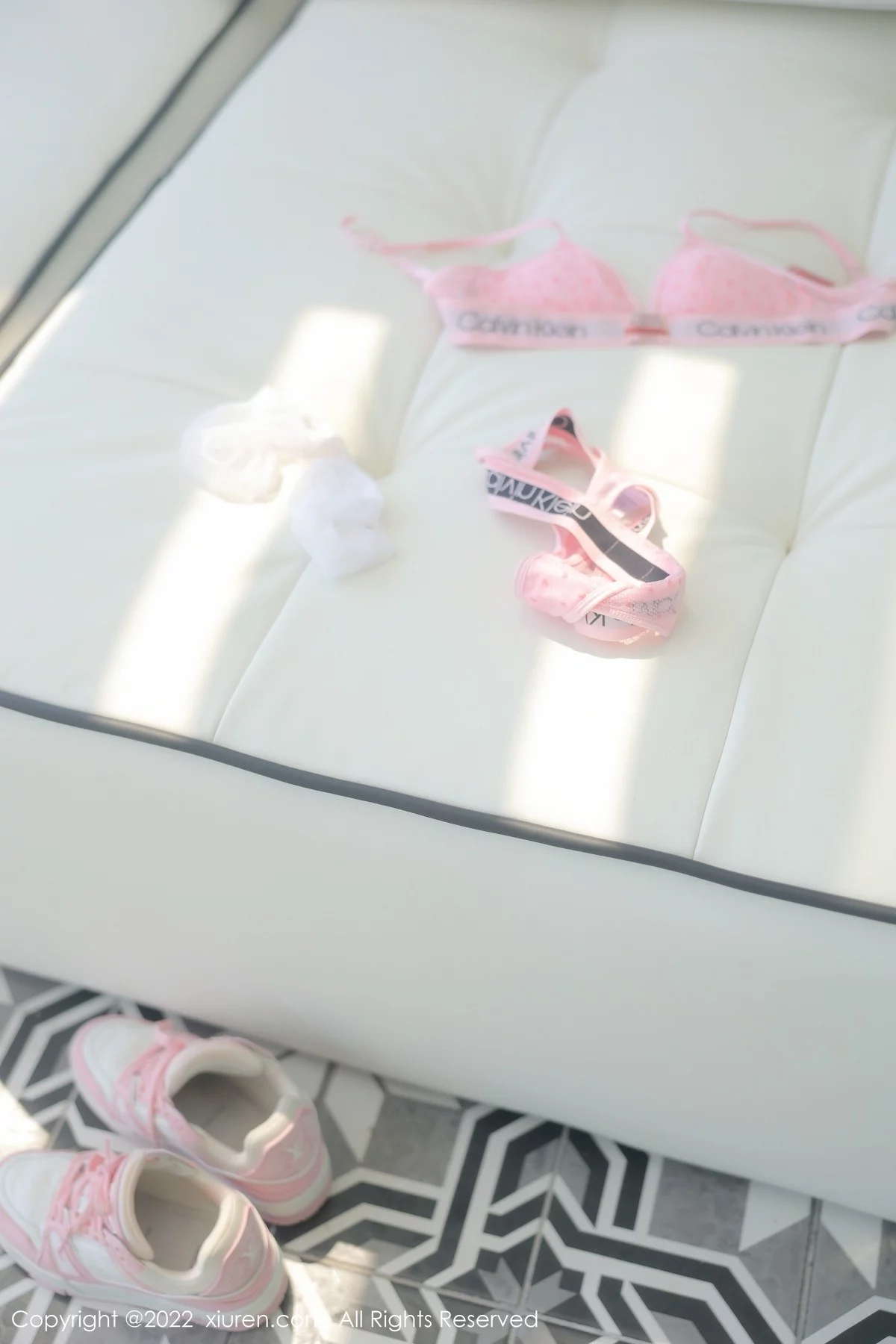 [[XiuRen秀人网]秀人网]No.5443_女神小果冻儿大理旅拍性感白T配黑短裙露粉色内衣迷人诱惑写真99P