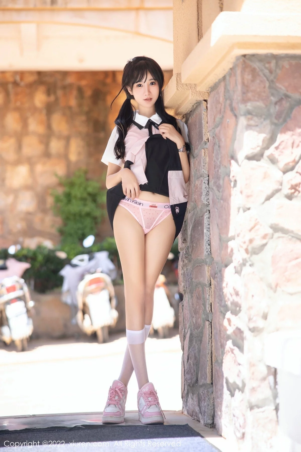 [[XiuRen秀人网]秀人网]No.5443_女神小果冻儿大理旅拍性感白T配黑短裙露粉色内衣迷人诱惑写真99P