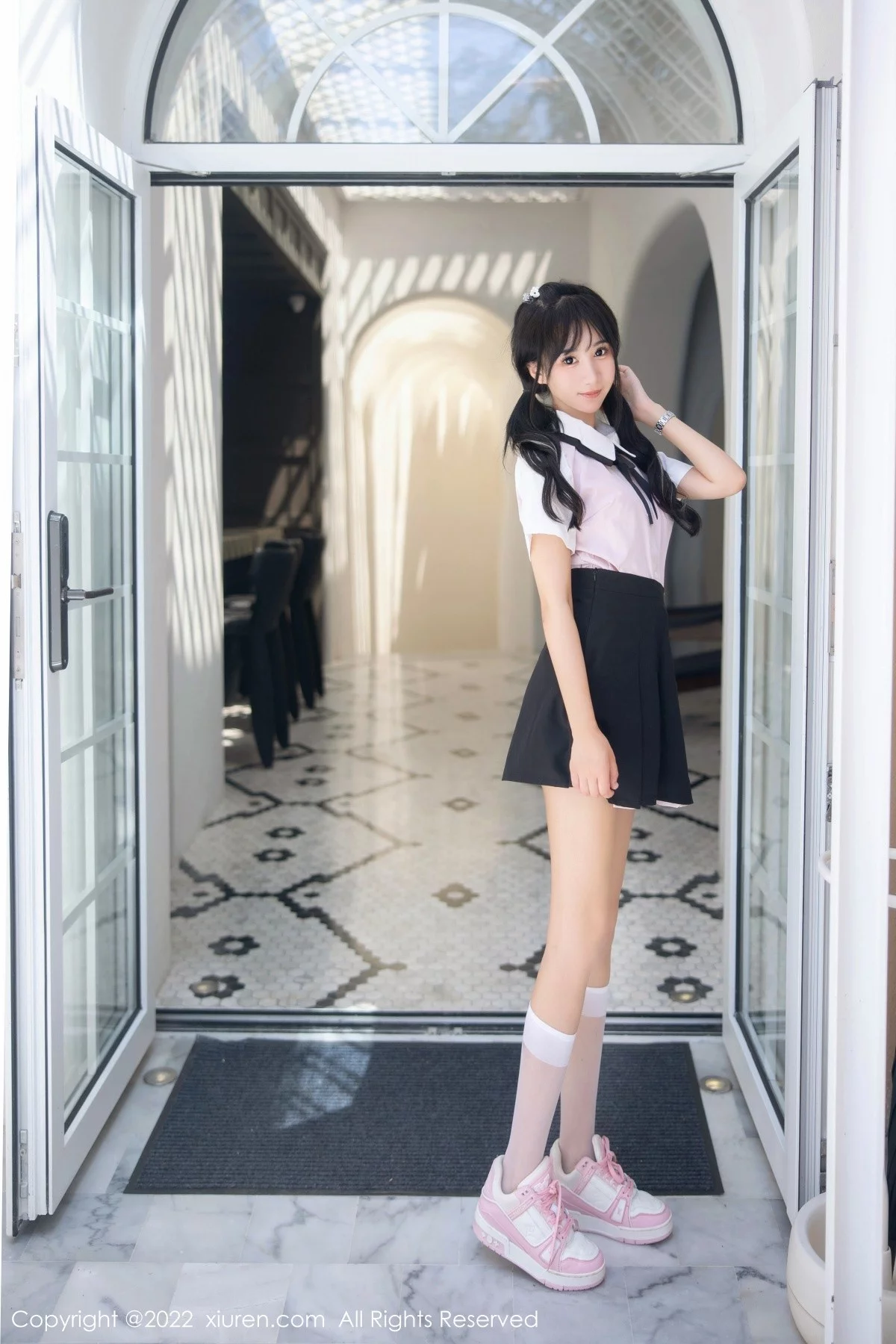 [[XiuRen秀人网]秀人网]No.5443_女神小果冻儿大理旅拍性感白T配黑短裙露粉色内衣迷人诱惑写真99P