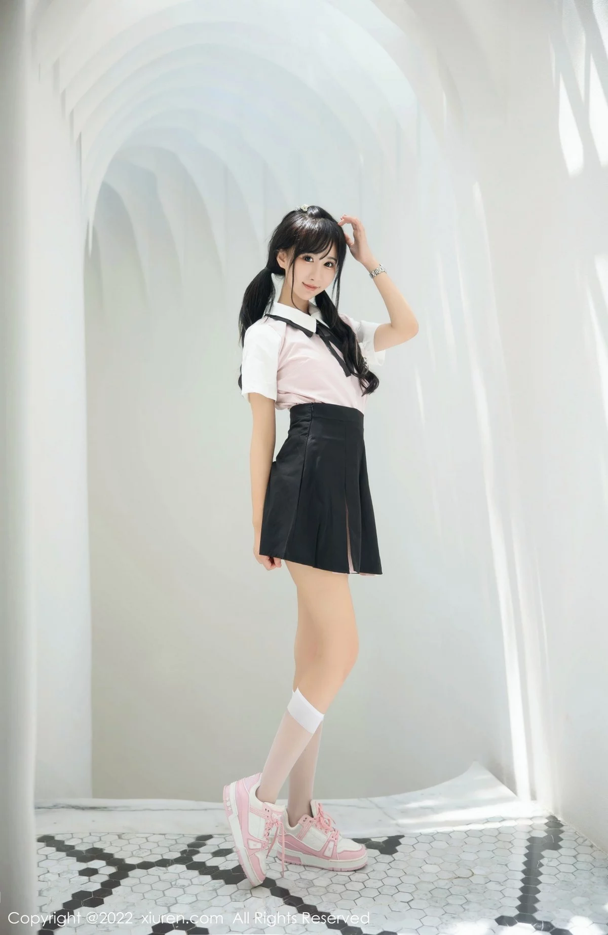 [[XiuRen秀人网]秀人网]No.5443_女神小果冻儿大理旅拍性感白T配黑短裙露粉色内衣迷人诱惑写真99P