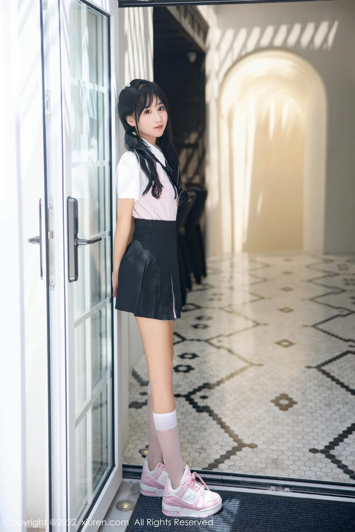 [[XiuRen秀人网]秀人网]No.5443_女神小果冻儿大理旅拍性感白T配黑短裙露粉色内衣迷人诱惑写真99P