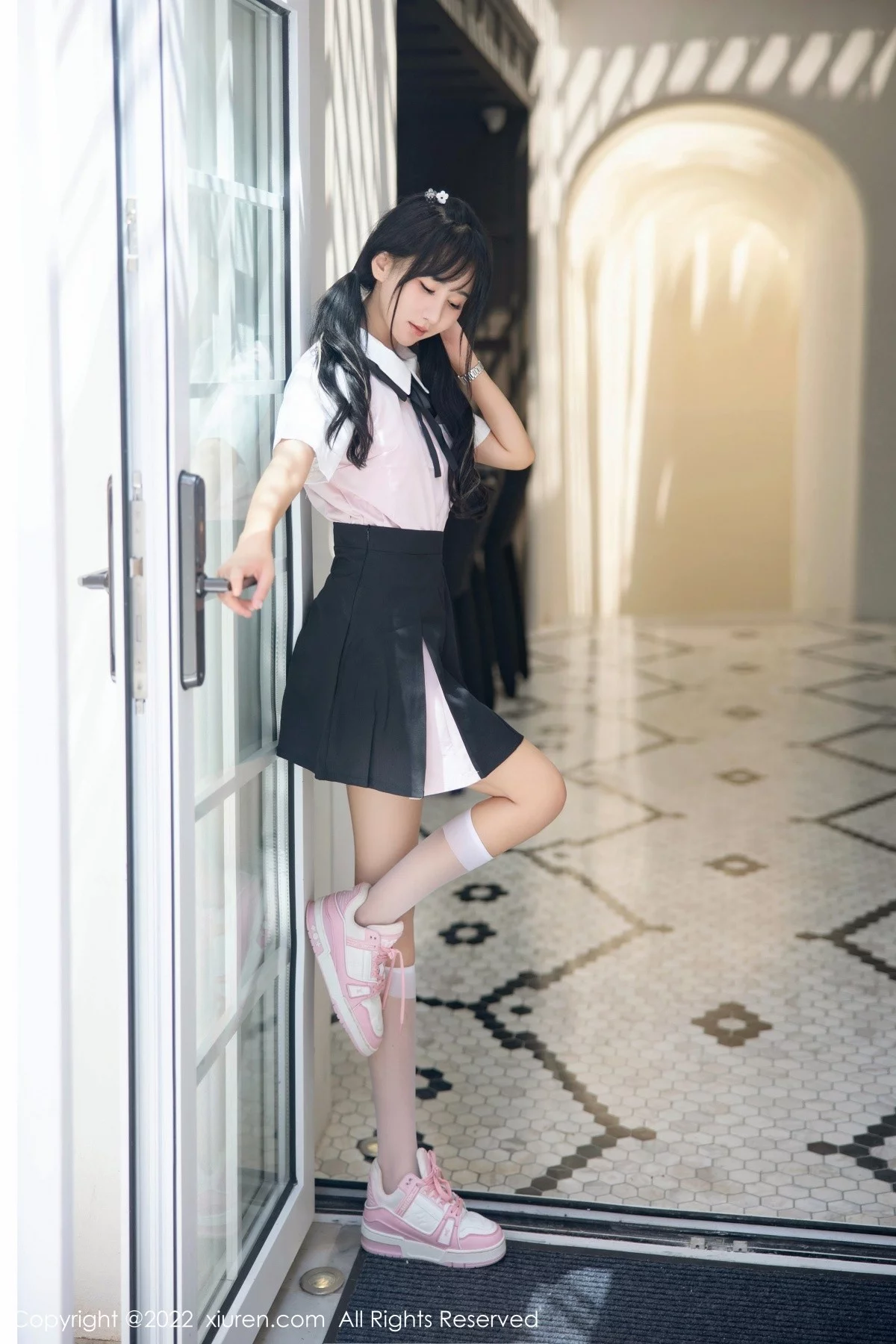 [[XiuRen秀人网]秀人网]No.5443_女神小果冻儿大理旅拍性感白T配黑短裙露粉色内衣迷人诱惑写真99P