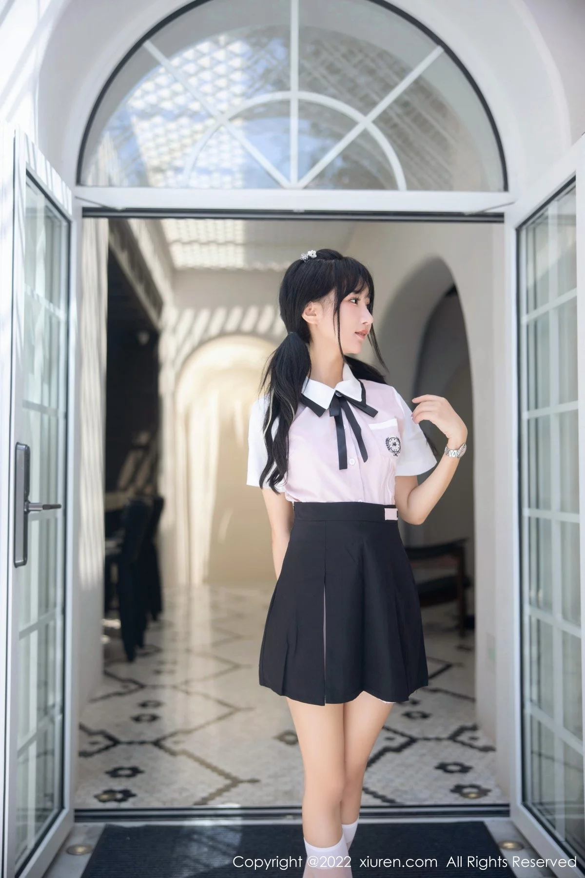 [[XiuRen秀人网]秀人网]No.5443_女神小果冻儿大理旅拍性感白T配黑短裙露粉色内衣迷人诱惑写真99P