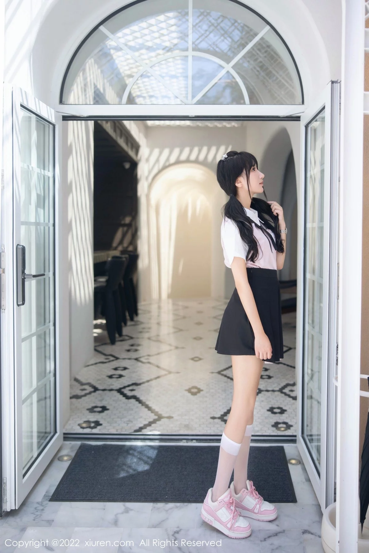 [[XiuRen秀人网]秀人网]No.5443_女神小果冻儿大理旅拍性感白T配黑短裙露粉色内衣迷人诱惑写真99P