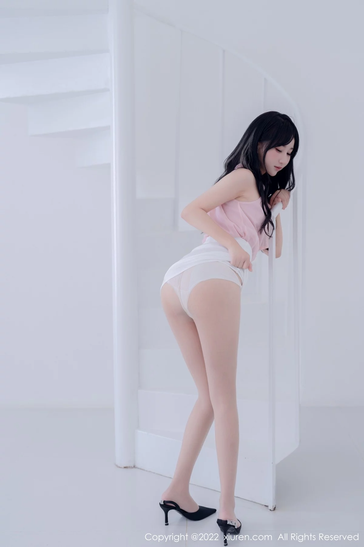 [[XiuRen秀人网]秀人网]No.5318_女神小果冻儿大理旅拍性感粉色上衣配白色短裙秀美腿诱惑写真76P