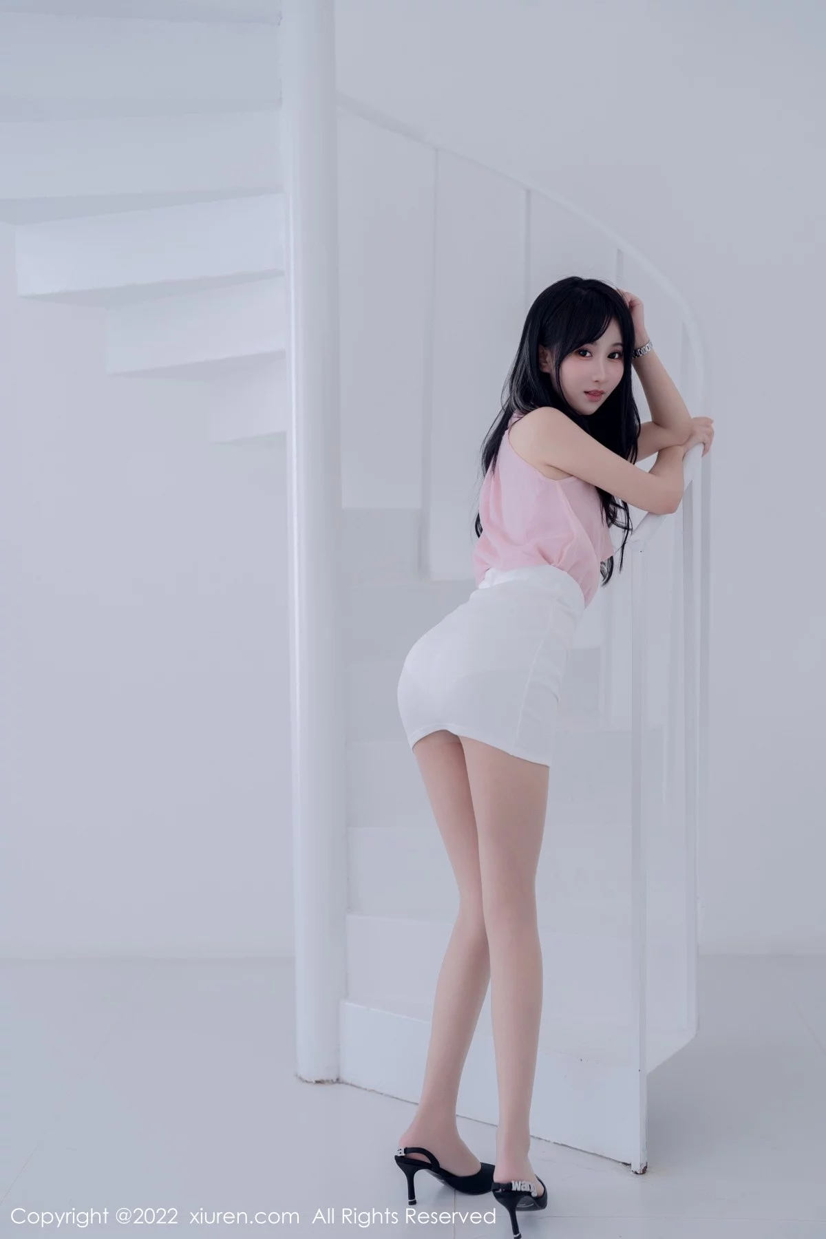 [[XiuRen秀人网]秀人网]No.5318_女神小果冻儿大理旅拍性感粉色上衣配白色短裙秀美腿诱惑写真76P