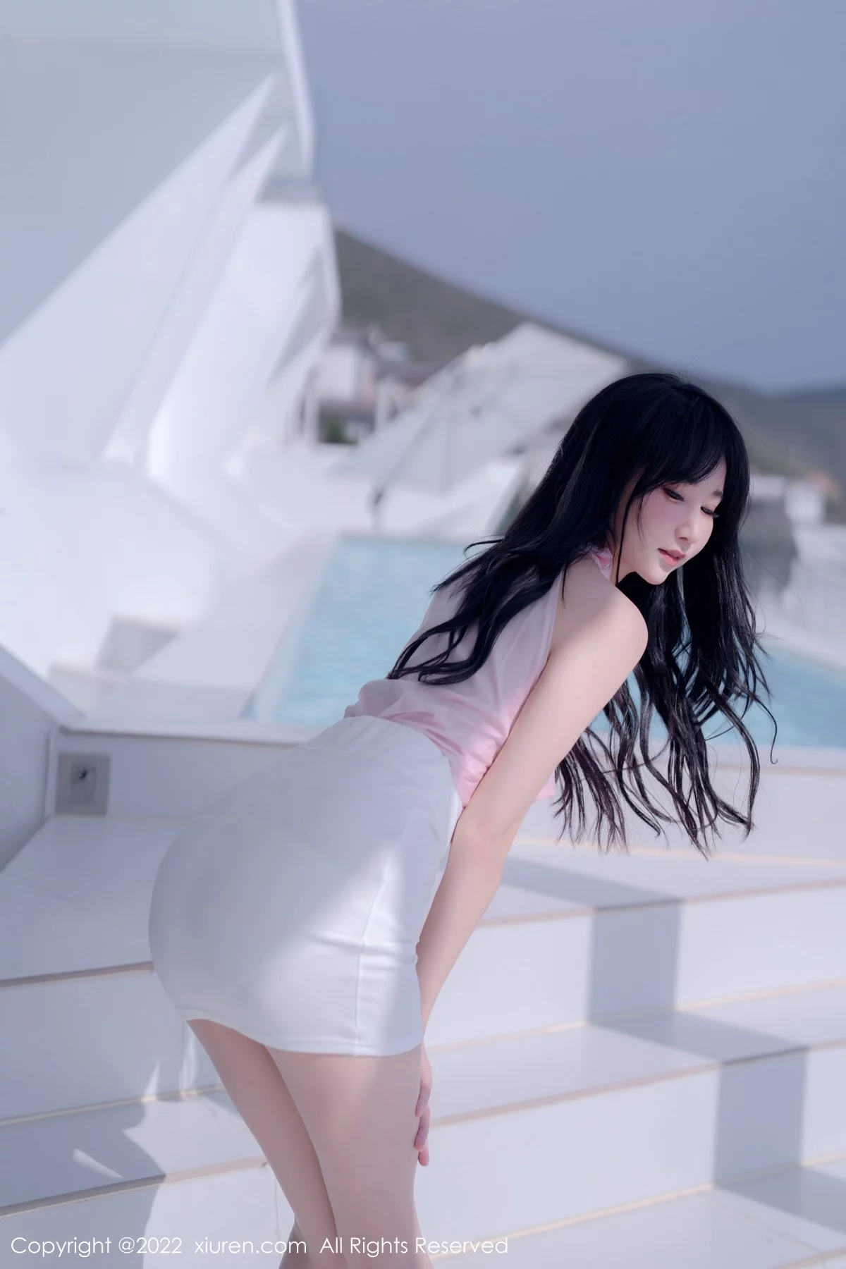 [[XiuRen秀人网]秀人网]No.5318_女神小果冻儿大理旅拍性感粉色上衣配白色短裙秀美腿诱惑写真76P