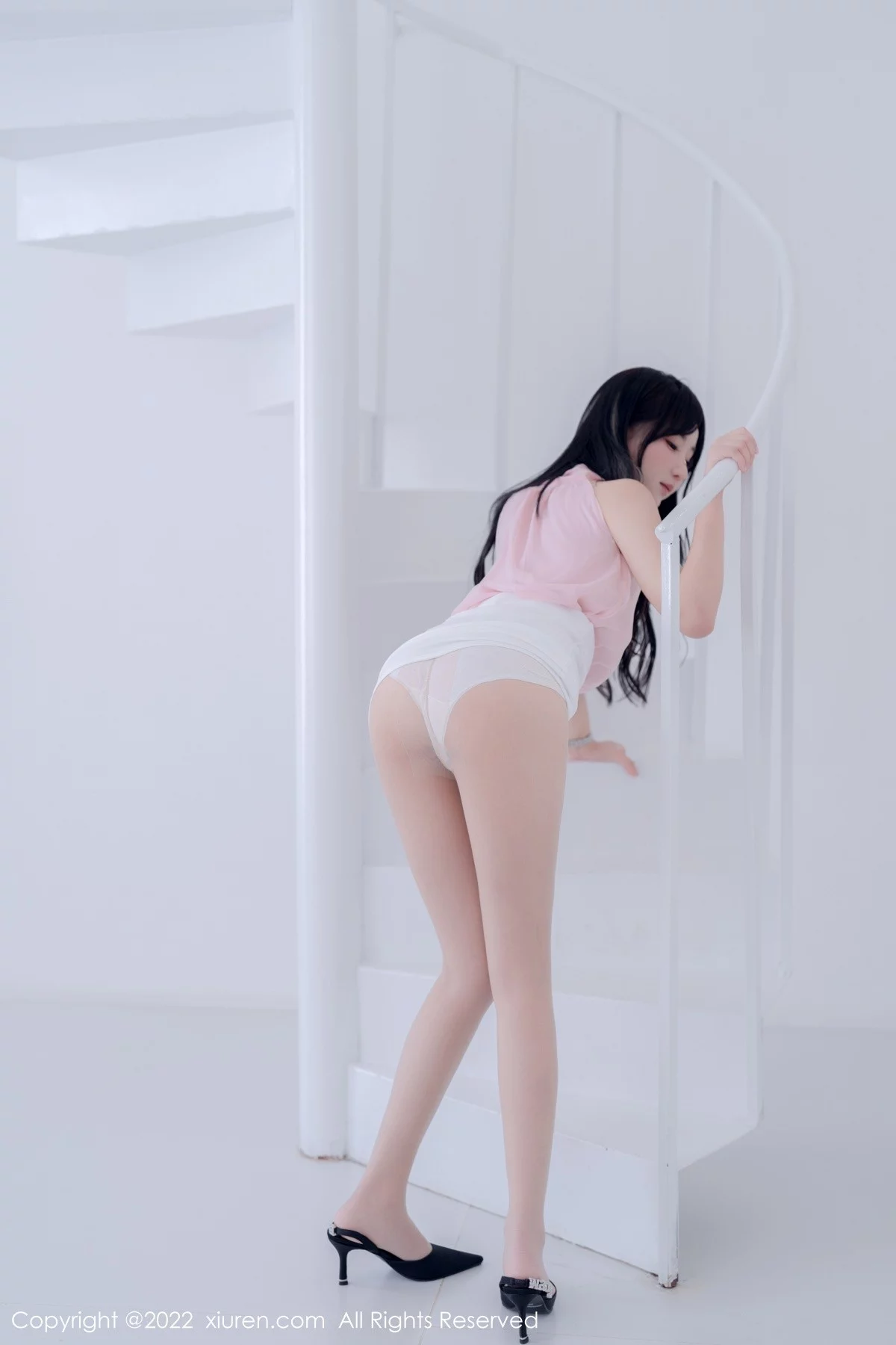 [[XiuRen秀人网]秀人网]No.5318_女神小果冻儿大理旅拍性感粉色上衣配白色短裙秀美腿诱惑写真76P