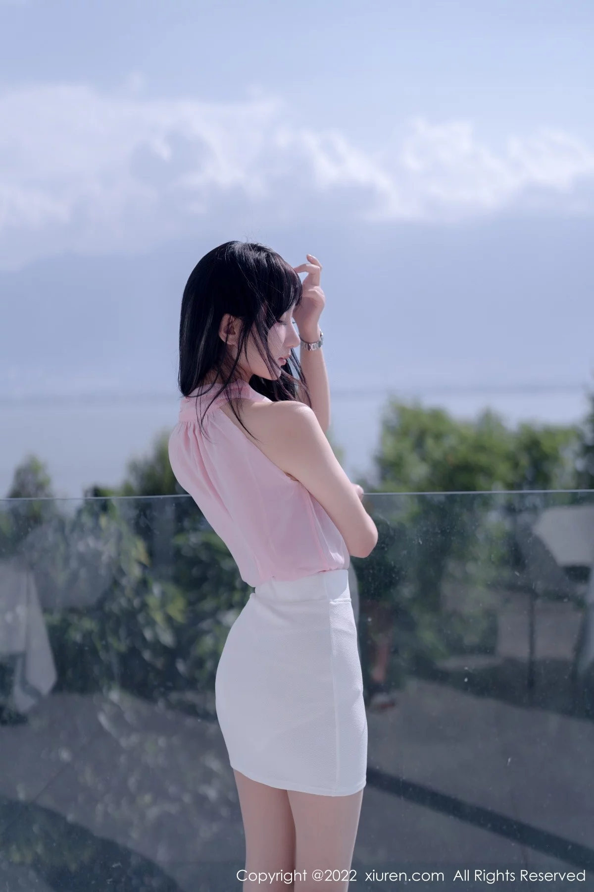 [[XiuRen秀人网]秀人网]No.5318_女神小果冻儿大理旅拍性感粉色上衣配白色短裙秀美腿诱惑写真76P