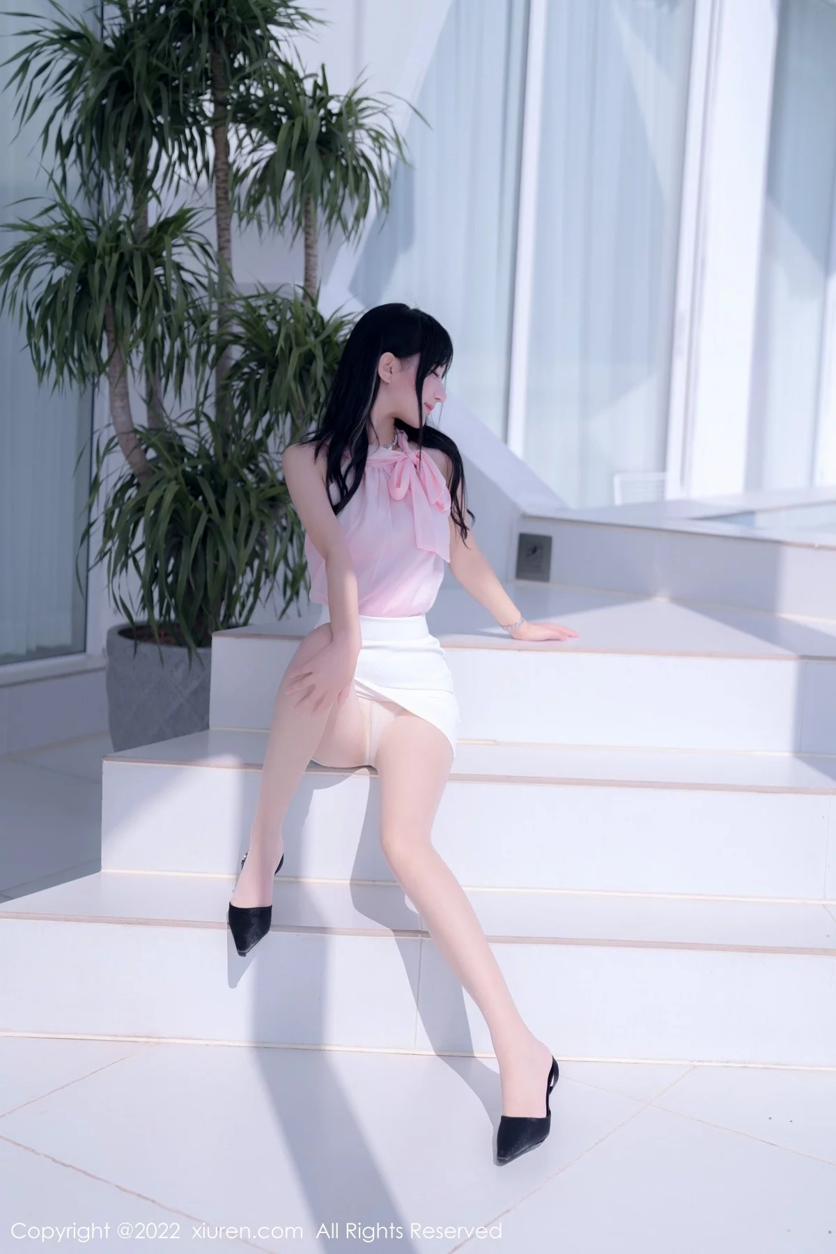 [[XiuRen秀人网]秀人网]No.5318_女神小果冻儿大理旅拍性感粉色上衣配白色短裙秀美腿诱惑写真76P